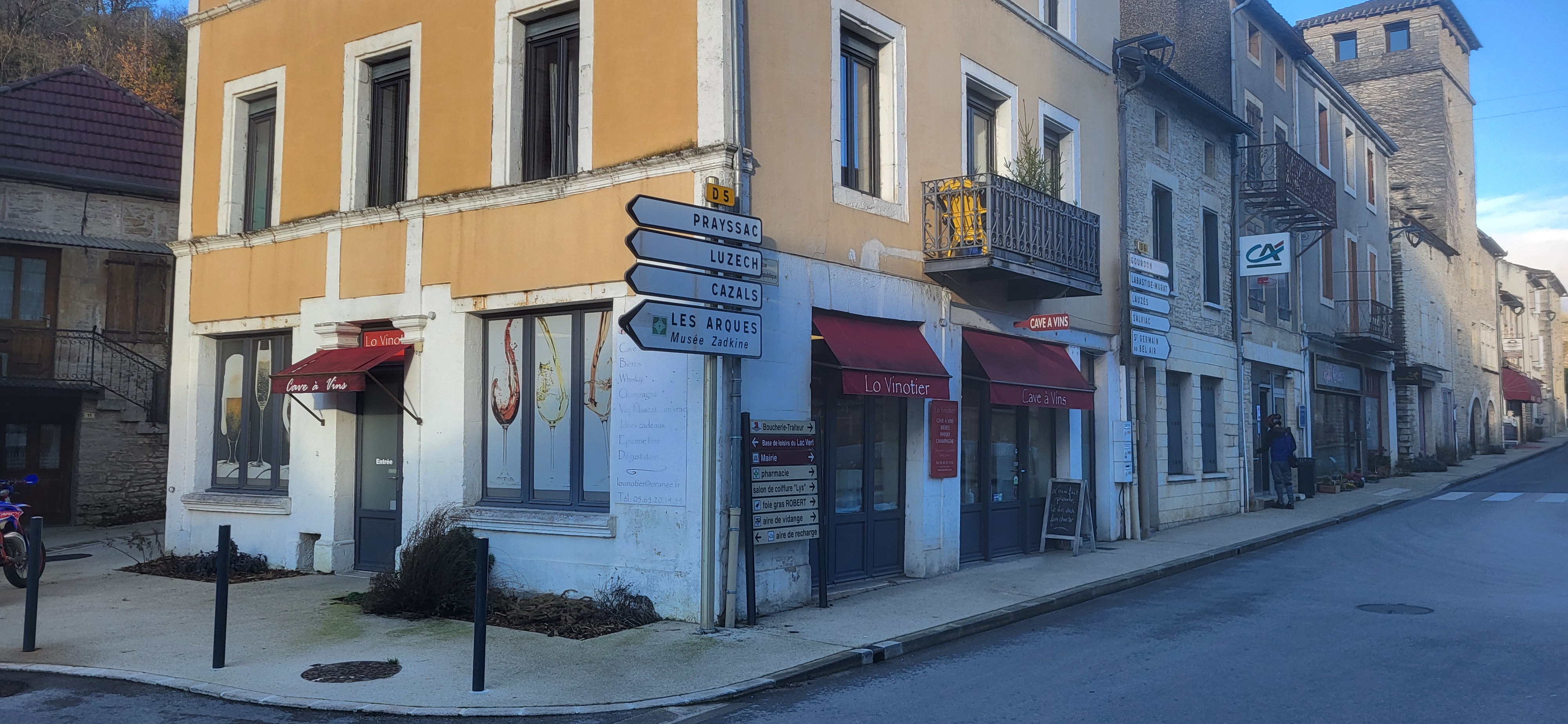 A saisir : reprise cave à vin - opportunité rare

Belle opportunité de reprise d'une cave à vin de 80m2, idéalement située au cœur d'un village dynamique et attractif. L'emplacement bénéficie d'une excellente visibilité et d'un passage régulier, dans un environnement agréable et vivant. 
L'établissement dispose d'une clientèle existante et fidèle, offrant une base pour poursuivre et développer l'activité.
De belles perspectives d'évolution sont possible en développant une autre activité complémentaire (fromages, primeur ....)
Prix de reprise très attractif : 10 000€, idéal pour un projet de reconversion ou pour un passionné de vin souhaitant se lancer avec un investissement maitrisé.
Valeur du stock restant à ajouter au prix de reprise.