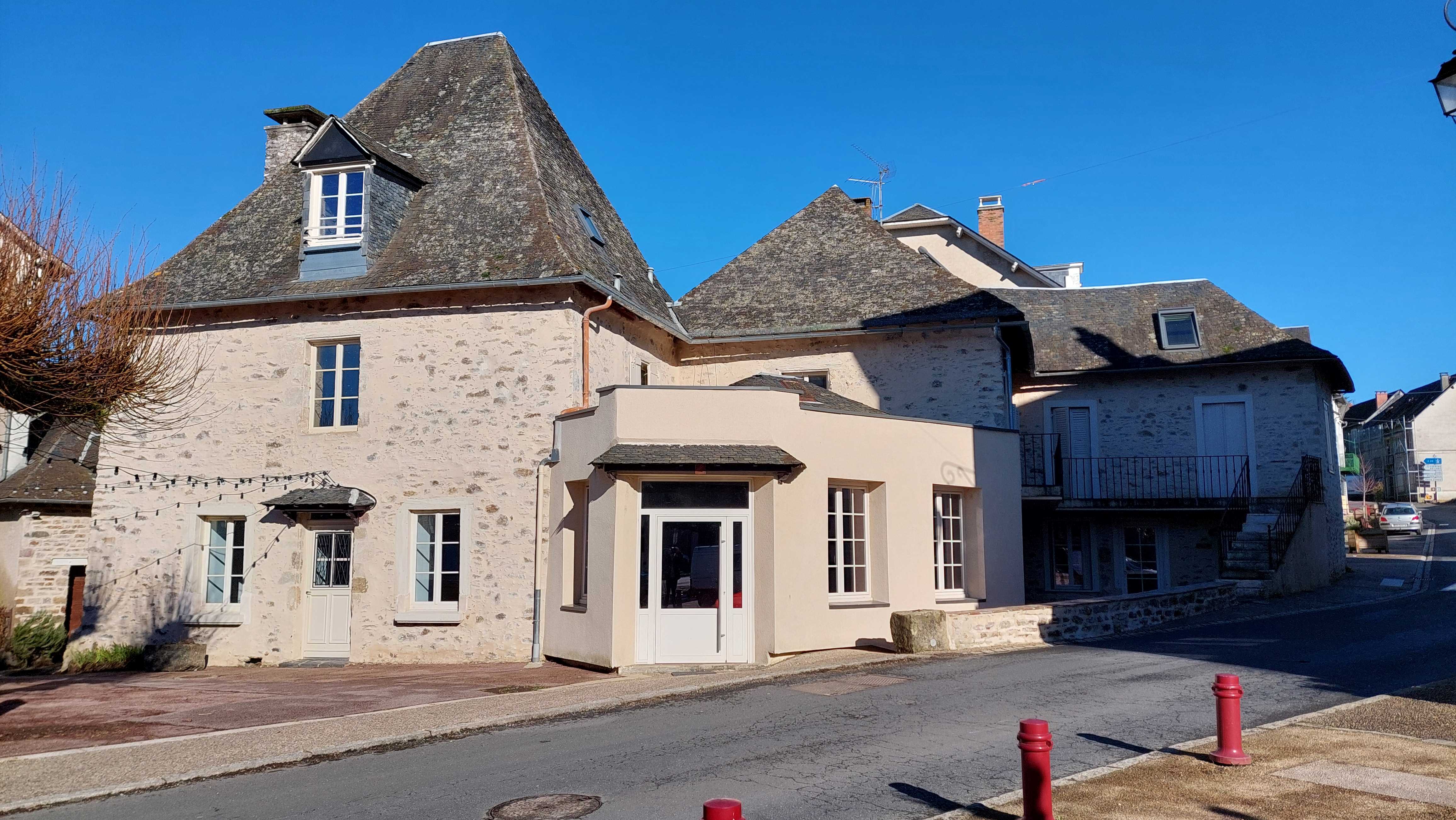 Tout un village touristique (5 minutes autoroute A20) vous attend avec impatience pour reprendre son Auberge de Caractère (ancien relais de poste) située sur la place principale face à l’abbatiale romane du XIIe siècle.
•	Bar type pub anglais avec cave à bières
•	Salle de restaurant avec grande cheminée de 44 couverts
•	Salle pour séminaires ou réunions professionnelles et familiales 
•	3 WC dont un handicapé
•	Cave à vin voutée
•	Cuisine toute équipée
•	Superbe terrasse ombragée par 2 tilleuls et éclairée
•	Dépendance pour stockage
•	Grand parking 
•	Possibilité d’avoir un appartement de fonction
Ensemble entièrement rénové, extérieur et intérieur.
Loyer 1500 € mensuel