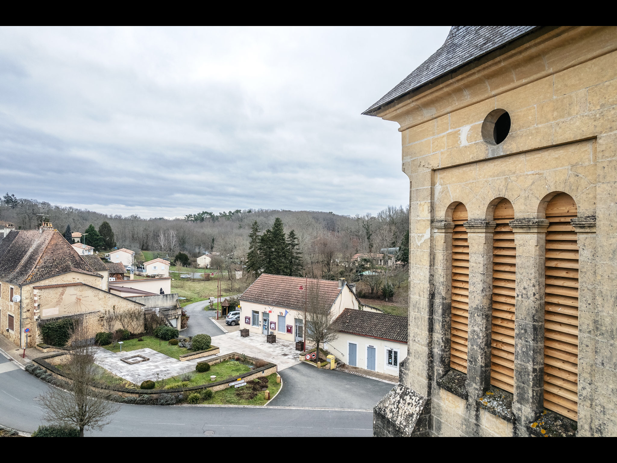 Ouverture d'une boulangerie (et pâtisserie) four bois EPHREM au coeur d'un village de 700 habitants situé à moins de 30 kilomètres de Périgueux et des sites touristiques de la Vallée de la Dordogne.
L'étude d'opportunité a été réalisée par la Chambre de Métiers et de l'Artisanat de la Dordogne avec un avis favorable.
Nous espérons un début d'activité dans le quatrième trimestre 2025.
Notre désir à ce jour serait de rencontrer au plus vite le futur candidat pour que le fournil corresponde à ses besoins.
Attenant au commerce, un logement peut être mis à disposition du futur preneur.
Le Maire reste à disposition pour répondre à vos questions.