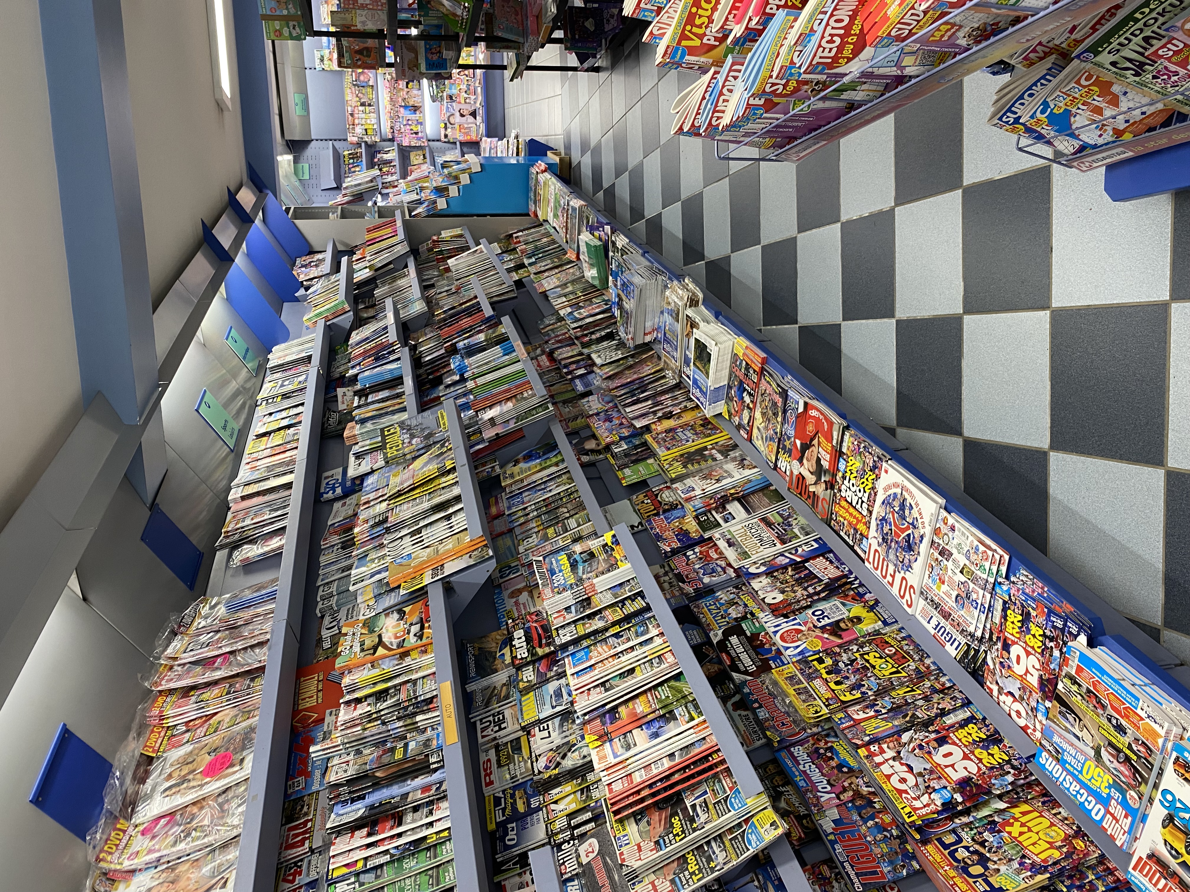 Fonds de commerce Presse Librairie Carterie Jeux FDJ  exploité depuis plus de 60 ans jouissant d’une clientèle fidèle dans une petite ville très dynamique de 6000 habitants .(seul point de vente presse de la localité ) .L’ environnement  offre de réelles perspectives de développement grâce à  de multiples possibilités de diversifications….
Grandes vitrines, 120m2 de surface magasin .
Une offre immobilière peut être envisagée