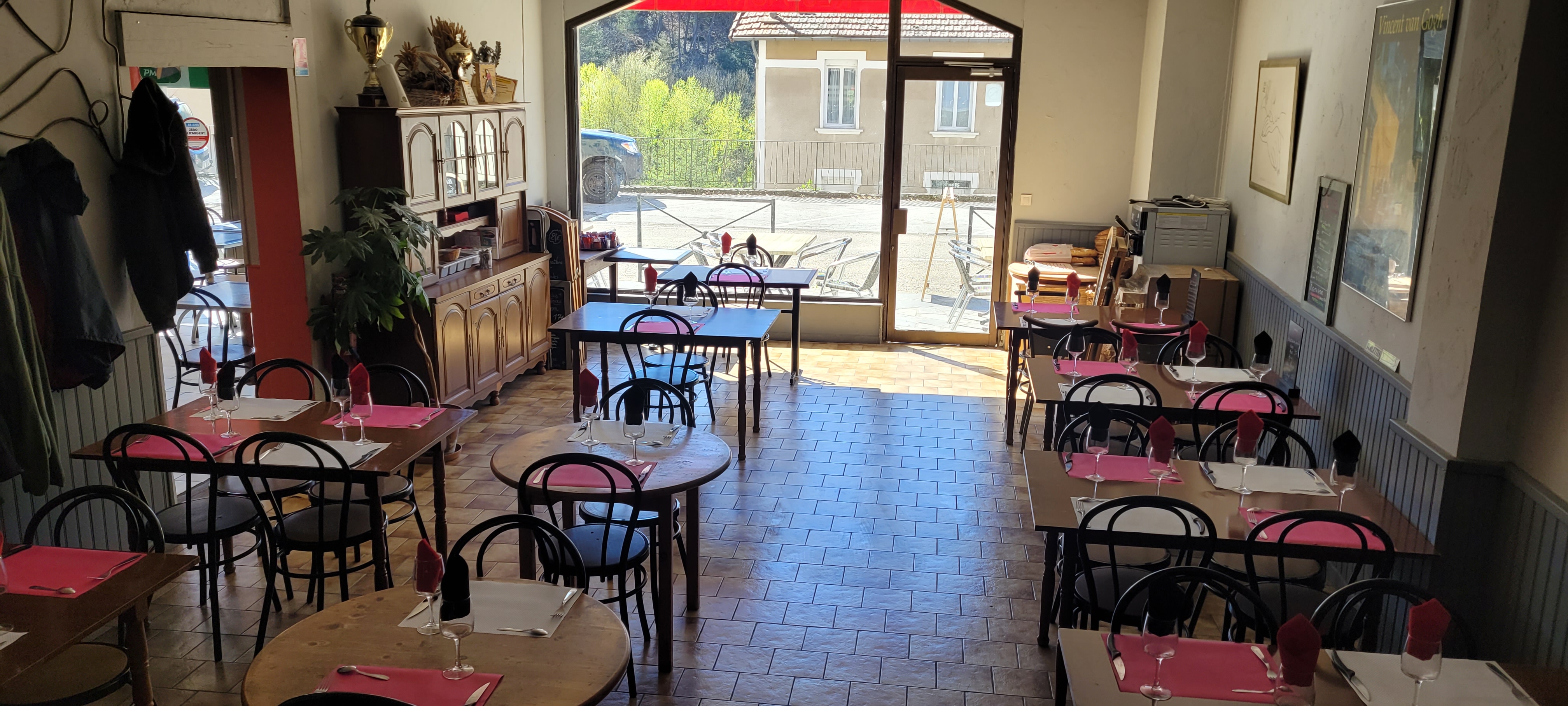 À vendre, au sud de la Lozère à la frontière du Gard, sur un axe routier très fréquentée (RN106 reliant Mende à Nîmes), le fonds de commerce d’un restaurant – bar - FDJ – PMU bénéficiant d’une excellente visibilité. 
Situé en bordure de nationale, emprunté par les vacanciers, les routiers et la clientèle locale, l’établissement bénéficie d’une fréquentation, particulièrement marquée en période estivale.
L’établissement se compose de deux espaces distincts :
l’espace bar / jeux (FDJ – PMU) avec environ 10 places assises,
la salle de restaurant d’une capacité d’environ 50 couverts (voire plus selon l’agencement).
À l’extérieur, une terrasse d’environ 20 places.
L’établissement propose une cuisine traditionnelle, complétée par une offre de pizzas et hamburgers à consommer sur place ou à emporter.
Ouvert toute l’année, il dispose de la Française Des Jeux, du Pari Mutuel Urbain et de la licence IV.
Une équipe de 3 salariés est déjà en place. Le cédant se tient disponible pour accompagner le repreneur durant les premiers mois. 
Bail commercial avec la mairie : 800 € /mois. 
Vente du fonds de commerce : 160 000€.

Référence de l'annonce : L0460
