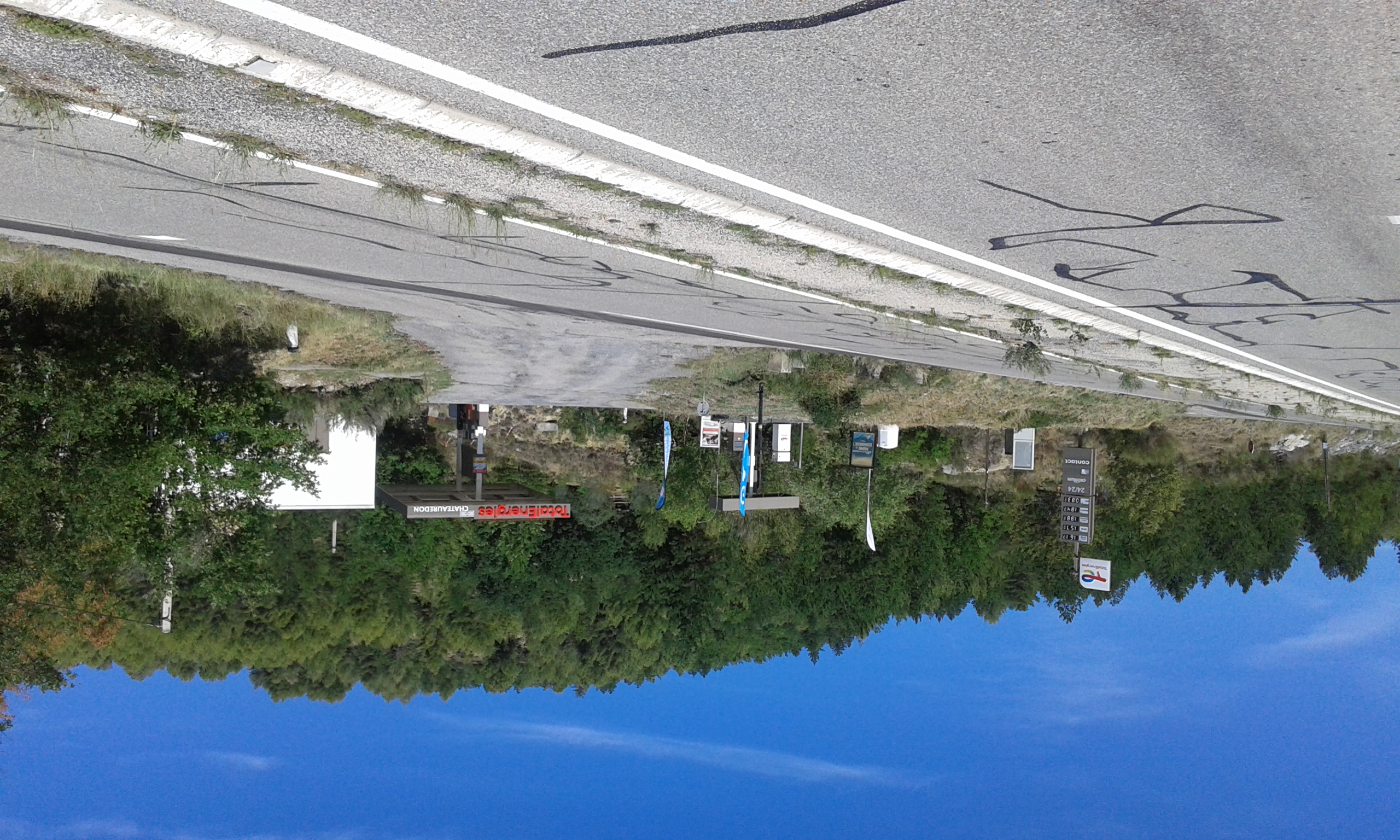 Idéalement située en bordure de la RN85, la célèbre route Napoléon, cette station service bénéficie d'une visibilité exceptionnelle et d'n accès facile pour les automobilistes. 
Le local de 73 m² est aménagé de manière fonctionnelle, comprend les éléments suivants : 
-Un espace bureau/vente 
-Une pièce comprenant un espace cuisine, un salon et une salle à manger
-Une salle de douche avec WC
-Un garage pour le stockage et l'entretien des équipements
Ce bien est vendu sur une parcelle de terrain généreuse de 1735 m², offrant de nombreuses possibilités d'expansion ou d'aménagement personnalisé. 
La vente du fond de commerce et des murs ne pourront être dissociés. 
Que vous cherchiez à poursuivre une affaire existante ou à développer quelque chose de nouveau, cette station-service située sur une route très fréquentée, vous offre une base solide pour votre succès. Il s'agit d'une entreprise établie qui a déjà fait ses preuves et qui est prête à être reprise par un nouveau propriétaire ambitieux.