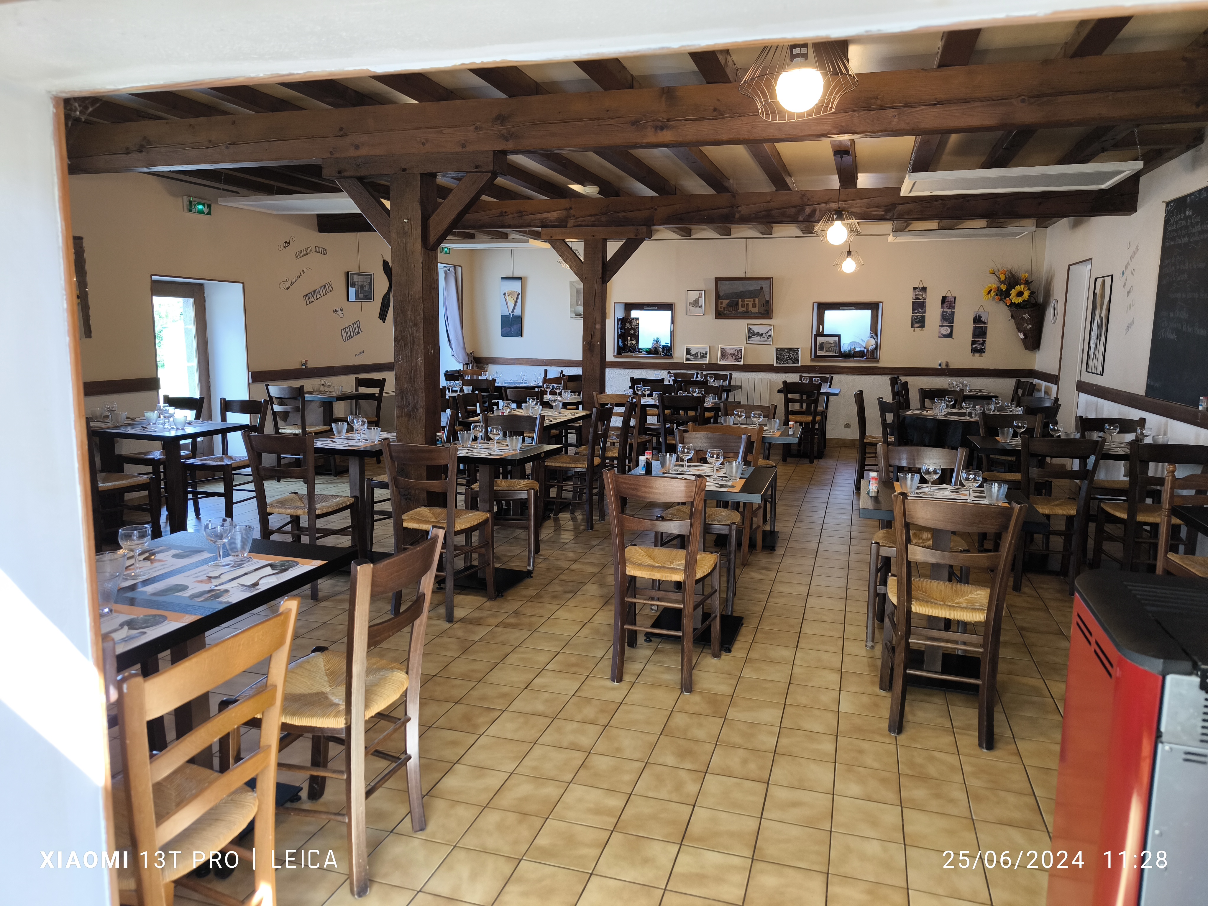 fonds de commerce de restaurant traditionnel 
Loyer communal actuel 660€
Affaire viable pour un couple et une salariée 20h par semaine.
Le restaurant se trouve à 4 kms de aigurande, dans un petit village calme qui a son école primaire en RPI , transport pour le collège aigurande et bonnat  .
Le restaurant se compose d'un bar avec une mise à disposition de licence 4, d'une grande salle lumineuse d'environ 70 couverts ainsi qu'une terrasse d'environ 30 couverts 
D'une grande cuisine bien équipée divisée en trois parties ,plonge ,chaud et réserve avec une chambre froide, il y a aussi deux chambre dans des chalets attenant, il y a un très grand parking qui peut accueillir voitures et camions 
Un appartement avec  une cuisine, salle à manger salon, deux chambres un wc , une salle de bain séparée,  à l'étage une très grande pièce plus une autre chambre et une cave .
Il y a une clientèle de particuliers et ouvriers, livraison de repas à domicile principalement les personnes âgées l'établissement est référencé auprès des conseils départementaux de l'Indre et de la Creuse ( pour les personnes qui possèdent l'APA )
Véhicule frigorifique 65000 kms suivi chez le garagiste 
Possibilité de développer l'affaire dans les repas à domicile , le traiteur .
Le restaurant est ouvert tous les midis du lundi au samedi 
Prix de vente 90000€