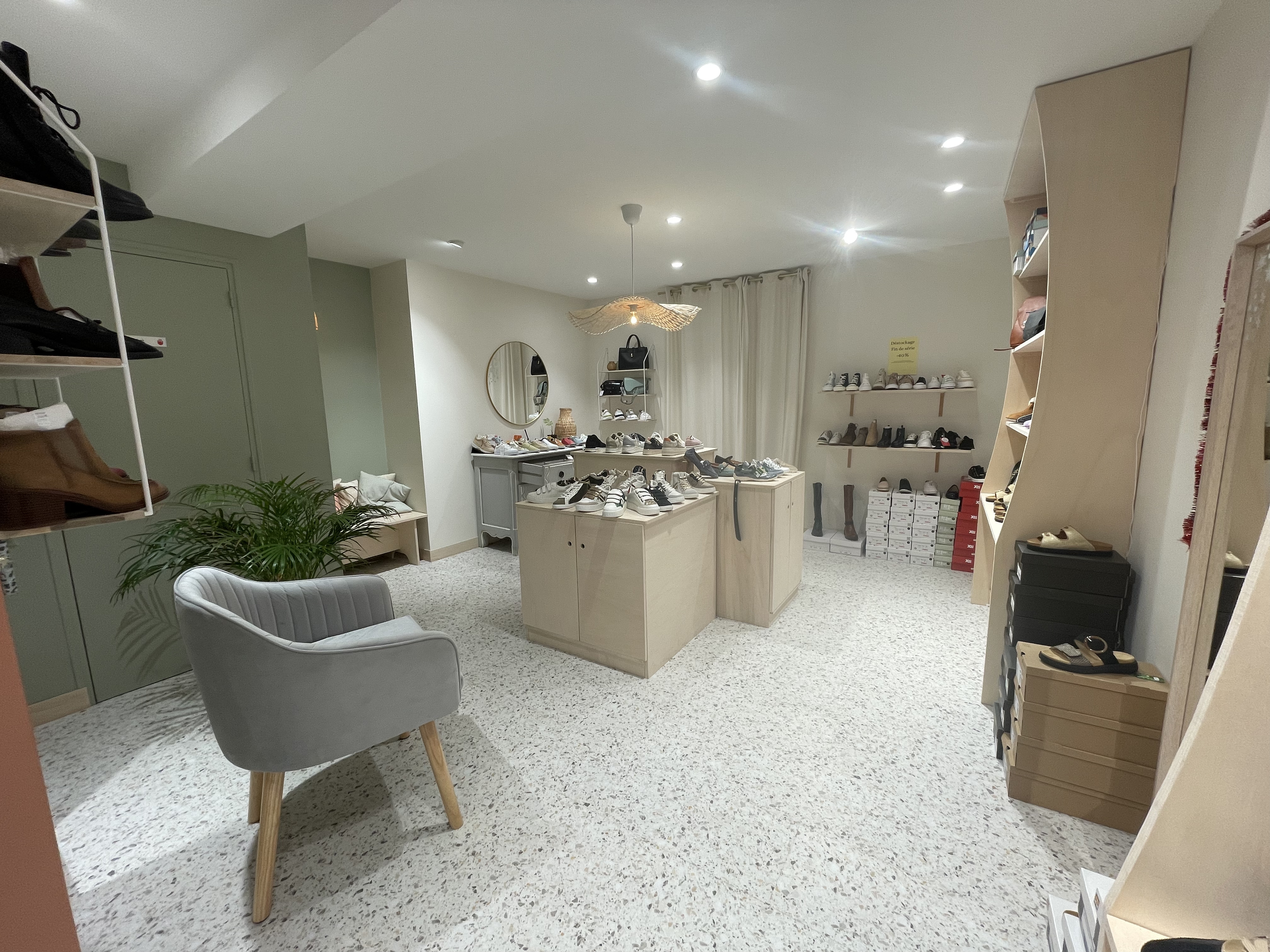 📍 Localisation: Tiercé, Maine et Loire - Emplacement stratégique en centre ville.

 Description:
✔️Boutique de chaussures et accessoires pour Femmes et Hommes.
✔️Surface de vente: 46 M2
✔️Espace stockage: 40 M2
✔️Clientèle fidèle et chiffre d'affaire en progression.
✔️Matériel inclus: Rayonnages, vitrines, caisse, etc...

Atouts:
✔️ Emplacement très passant, proximité des commerces, visibilité et parking à proximité
✔️ Possibilité de reprendre une activité clé en main.
✔️ Potentiel de développement (extension de gamme, services complémentaires).

Prix : 55000€

Visites sur Rendez-vous.

"Une opportunité à ne pas manquer pour reprendre une boutique bien établie!"