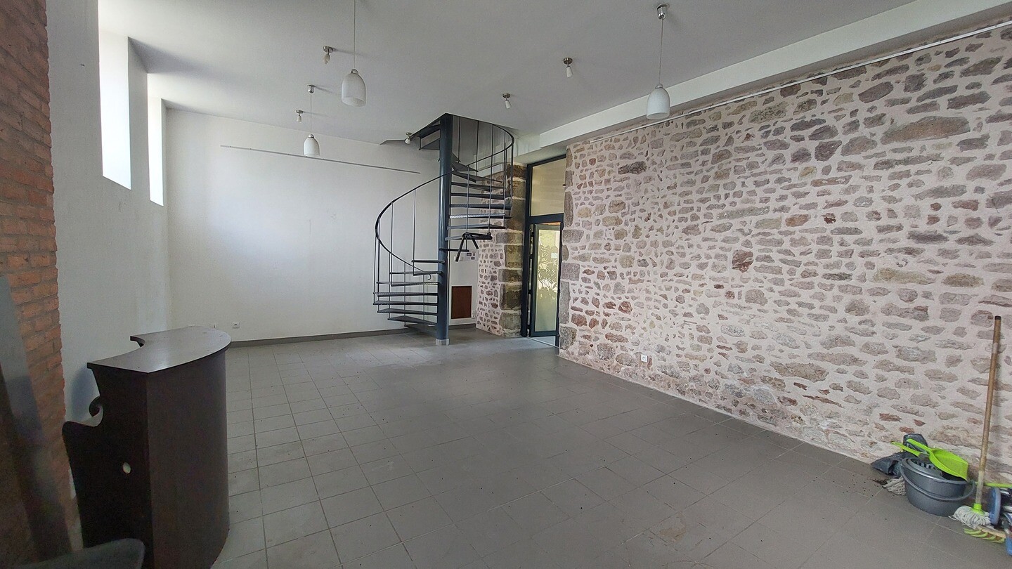 10 pièces,  400m2 environ.. 1000m2 de terrain. 
Bâtiment à usage professionnel ou commercial. 
A quelques minutes de l'axe RCEA Chalon Montceau, ce bâtiment de haute qualité offre un ensemble polyvalent, comprenant des garages spacieux, 1 aire de lavage et des bureaux, showroom..
Sanitaires aux norme PMR.
Possibilité de découper en plusieurs lots afin d'obtenir une meilleure rentabilité .
Une grange attenante sur 2 niveaux peut être transformée en habitation. 
Chauffage: chaudière à gaz à condensation 
Pompe à chaleur air/air (clim)
Poêle mixte: bois/granulés 
Électricité et eau présents dans chaque bâtiment. 
Idéal, artisan, commerçant, investisseur, profession libérale...