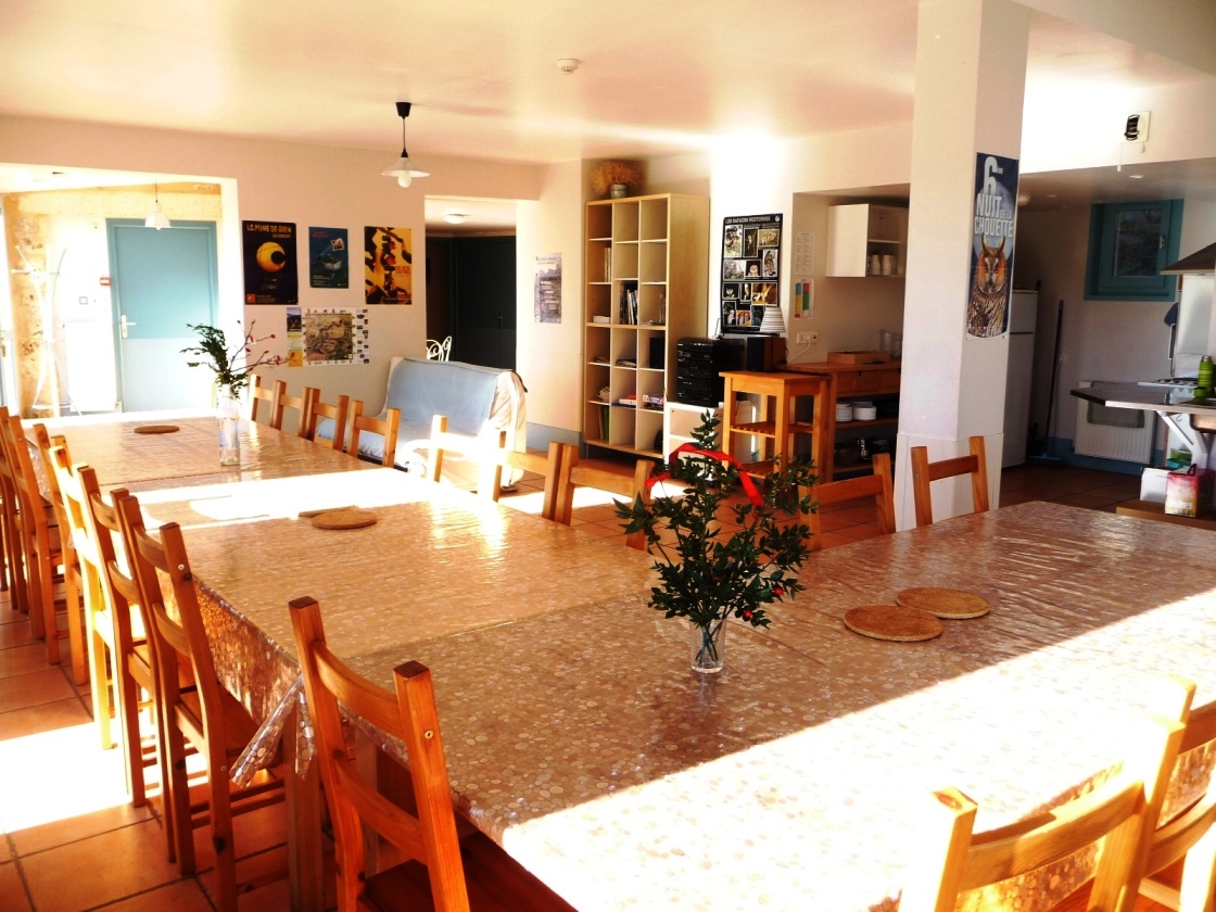 A reprendre (cause départ en retraite), Gite de groupe (24 personnes) conçu et réalisé par un cabinet d’architectes en 2004.
L’établissement a été crée au sein d’une ancienne bergerie entièrement restaurée dans les normes en vigueur avec une extension attenante. Le tout formant un seul et même bâtiment sur trois niveaux.
Le gite est situé au sein d’un petit hameau typique du causse de Sauveterre à 10 minutes de l’A75 reliant Clermont-Ferrand à Montpellier, à 10 minutes des Gorges du Tarn et à proximité de nombreux sites touristiques majeurs, l’établissement exposé plein sud bénéficie d’un excellent emplacement et d’un environnement naturel de qualité.
L’ensemble immobilier offre une surface de 345 m² habitable répartie sur 3 niveaux autonomes, communiquant et indépendants. Le gite, labellisé « Tourisme et handicap » depuis 2005 est intégralement accessible PMR. 
Implanté sur un terrain de 2600 m², chaque niveau bénéficie d’un espace extérieur privatif en complément d’un joli jardin d’agrément et d’une aire de stationnement pour l’ensemble de l’établissement.
Clientèle nationale très diversifiée (groupes amicaux, familiaux, sportifs, associatifs, handicap).
Établissement ouvert à l’année avec un réel potentiel de développement supplémentaire sur les plateformes de réservation nationales et internationales (Airbnb, Booking, TripAdvisor … ) et les réseaux sociaux volontairement non exploités par les propriétaires à ce jour.
Possibilité d’occuper un logement privé sur place (Niveau 2).
 
Établissement immédiatement opérationnel. Pas de travaux à prévoir dans le cadre de la reprise. Gestion rigoureuse. Réel potentiel d’exploitation et de développement.