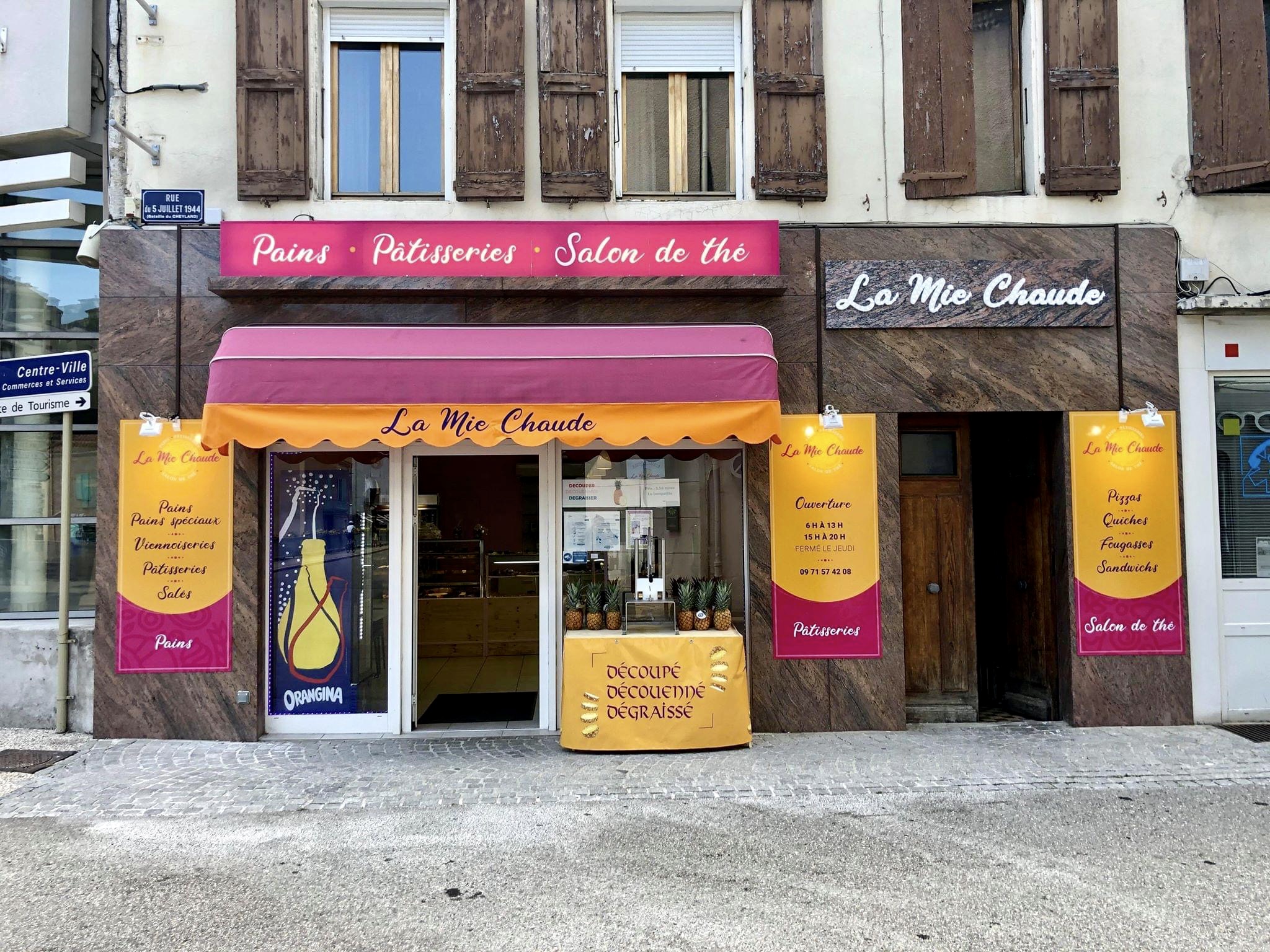 Vends fonds de commerce boulangerie, pâtisserie, salon de thé, snacking, situé au Cheylard (07160) à côté de la mairie.

Surface magasin : 44 m².
Surface Laboratoire : 40 m² .

Possibilité de transformer le magasin en 100 % snacking car très fort potentiel dans ce domaine .

Actuellement 10 places assises (possibilité d’en faire plus si nouvel agencement). 

Aucun leasing, aucun personnel à reprendre.

Horaires d’ouverture actuelle : ouvert du lundi au vendredi de 09h00 à 19h00. Fermé le samedi et dimanche (horaires idéal pour vie de famille). Environ trois semaines de congés par ans. 

EDF : tarif bleu, 36 kW actuellement (environ 450 € par mois).
Eau: 63.50 € sur 9 mois par an.

Loyer actuel de 467 € (taxe ordure ménagère inclus).

Climatisation (réversible) magasin + laboratoire .

Le magasin est équipé de tout le matériel de cuisson et de fabrication, prêt à travailler. Chambre froide négative de 14 m³ neuve.

Situé à proximité de tout commerce (pharmacie, presse, tabac,…) place de parking à proximité, route passante. A l’entrée de la place du village. Marché le mercredi.

Le Cheylard compte environ 3000 habitants. 2 collèges, 1 lycée, des écoles primaires ainsi qu’une crèche. 

Vendu pour autre projet.

Tarif fond de commerce : 90 000 €.

Possibilité d’envoi photos supplémentaires sur demande.