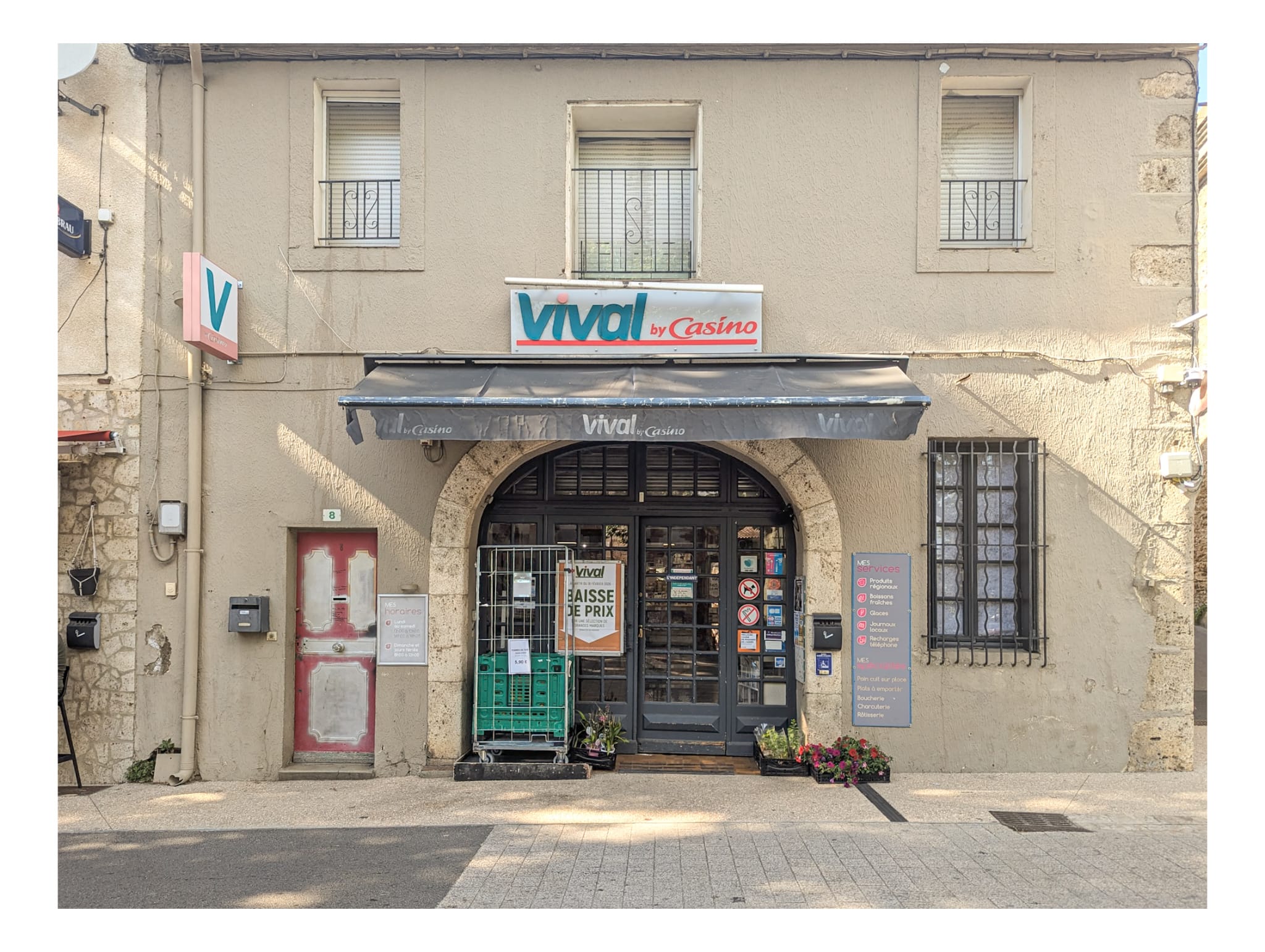 Opportunité située au cœur d'un village en pleine expansion, dans l'une des rues les plus dynamiques et animées du centre-ville, bénéficie d'une visibilité optimale et d'un passage incessant de clients locaux et touristiques.

Points forts :
-places de stationnement
-matériel récent
-espace de vente climatisé

Performance financière : Un C.A. conséquent assurant des revenus confortables pour un couple.

Charges Maîtrisées : Bail commercial avec un loyer particulièrement bas pour le secteur, garantissant une excellente rentabilité.

Profil recherché : c'est l'outil idéal pour un entrepreneur souhaitant s'implanter au coeur d'un village dynamique faisant partie de l'aire d'attraction de Narbonne.

Surface de vente : environ 80 M2
Réserve : environ 15M2
Bail tout commerce
Loyer avantageux: 400€

Dossier complet et photos disponibles après premier contact.

Les informations sur les risques auxquels ce bien est exposé sont disponibles sur le site Géorisques : www. georisques. gouv. fr.

Réseau Immobilier CAPIFRANCE - Votre agent commercial (RSAC N°991 240 805 - Greffe de NARBONNE) Eric TUQUET Entrepreneur Individuel 06 66 23 94 53 - Réf.951106
Informations complémentaires :
Prix global avec honoraires 185 300 €
Prix hors honoraires 170 000 €
Les Honoraires d’agence à la charge de l’acquéreur sont de 9% TTC

Pour accéder au barème des honoraires : cliquez ici