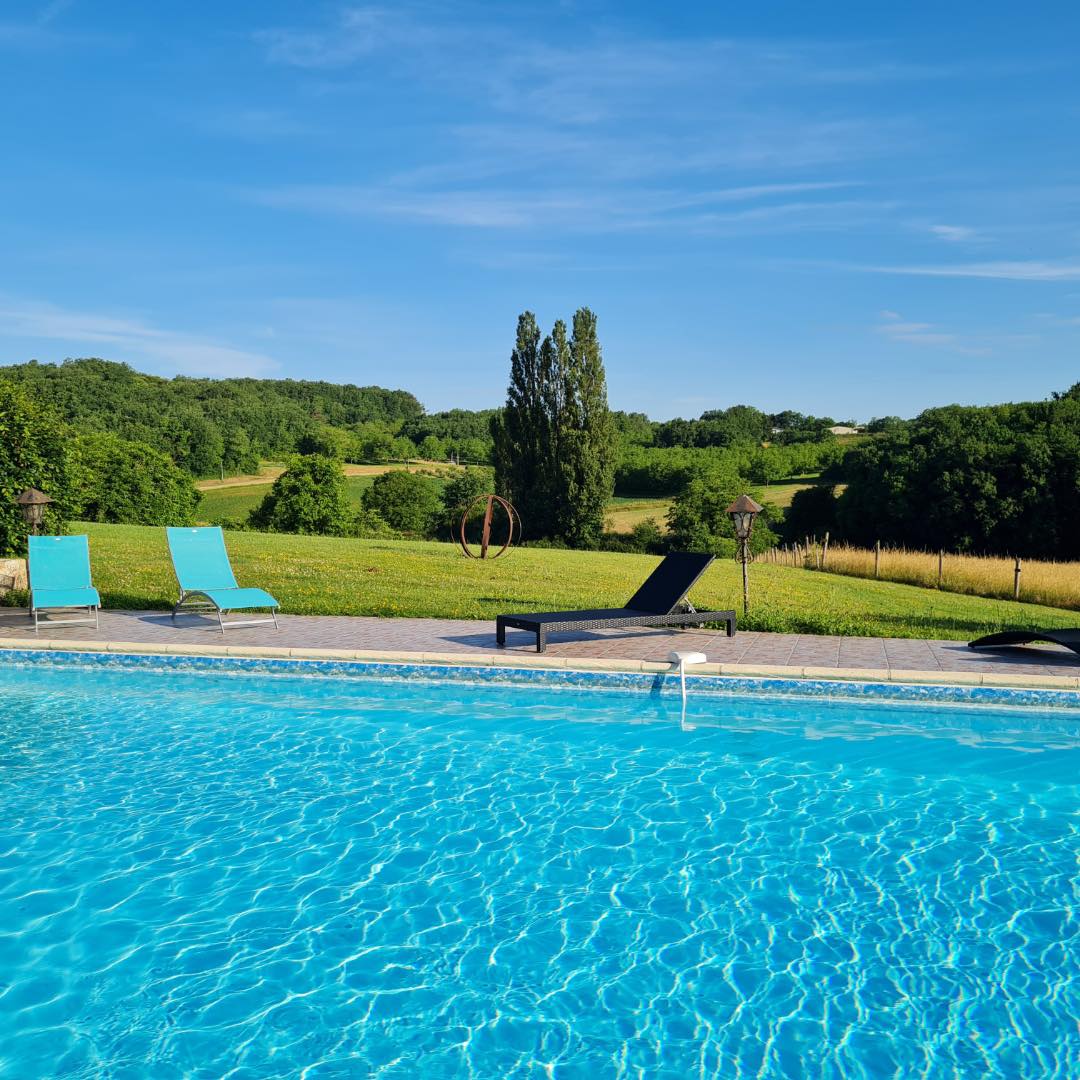 Hôtel-restaurant de charme à vendre, incluant fonds de commerce et murs, indissociables.

Cet établissement prestigieux et idéalement situé au cœur de la Dordogne, offre un cadre paisible et un fort potentiel de développement pour des acquéreurs souhaitant se lancer dans une activité hôtelière et de restauration.

Caractéristiques principales :- Hôtel classé 3 étoiles avec 12 chambres élégantes, dont 8 climatisées- Restaurant avec terrasse extérieure- Piscine- Appartement de deux chambres rénové a neuf, grange avec panneaux solaires, garage.
Opportunité d'investissement dans une région très prisée, avec une clientèle fidèle et un emplacement privilégié à proximité des principaux sites touristiques.