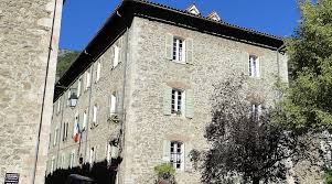 Opportunité Exceptionnelle et rare : Chambres d'Hôtes de Charme au Cœur d'une Cité Médiévale UNESCO dans les Pyrénées orientales.
Saisissez une opportunité rare d'acquérir une magnifique propriété de chambres d'hôtes nichée dans les remparts d'une cité médiévale fortifiée par Vauban, classée au patrimoine mondial de l'UNESCO. Cette superbe bâtisse en pierre, entièrement rénovée avec goût, allie élégance, raffinement et histoire pour offrir une expérience unique à ses visiteurs.
Un Bien d'Exception Sans Travaux à Prévoir
D'une superficie de 300 m² répartis sur quatre niveaux (R+3) et bénéficiant d'une exposition plein sud, cette propriété comprend :
•	Quatre chambres d'hôtes de charme prêtes à accueillir vos futurs clients.
•	Une salle de petits déjeuners conviviale.
•	Un logement de fonction spacieux.
Au total, le bien offre 7 à 8 pièces, toutes décorées avec soin où l'histoire des lieux se mêle harmonieusement au confort moderne. Aucuns travaux n'est à prévoir : la toiture est en excellent état et toutes les fenêtres sont en doubles vitrages.
Emplacement Stratégique et Rentabilité Avérée
Idéalement située à l'entrée principale de la cité, la propriété bénéficie d'un emplacement de premier choix sur un axe routier très fréquenté, reliant la mer et la montagne. Elle se trouve à seulement 1 heure de Perpignan et 1 heure de l'Andorre, garantissant un flux constant de visiteurs.
Avec un prix moyen par chambre de 110€, cette activité de chambres d'hôtes présente une rentabilité avérée.
Prix de Cession
L'ensemble des murs et du fonds de commerce est proposé au prix de 360 000€.
https://anciennepostedelacite.com/photos/