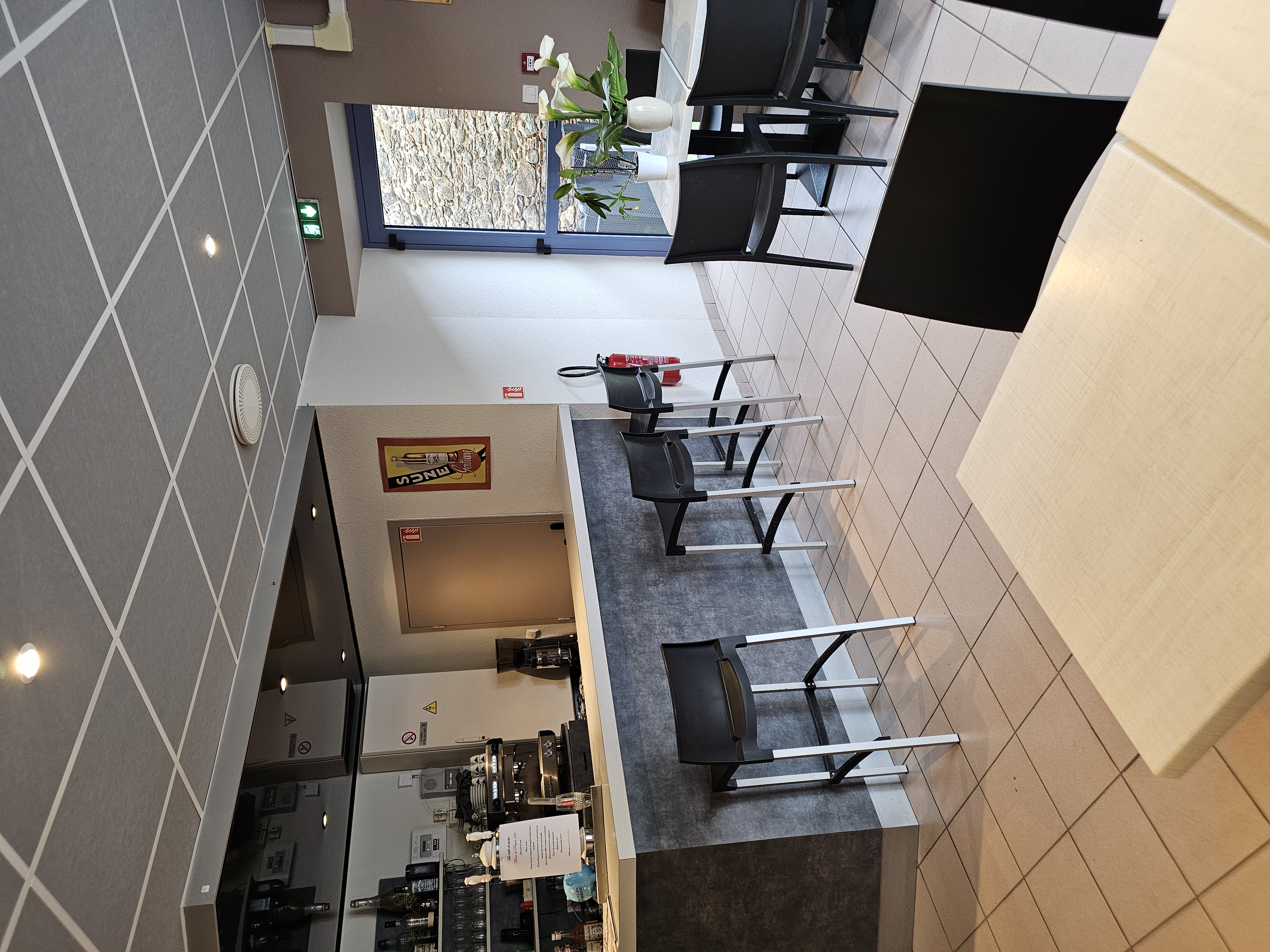 Vends (cause retraite) fond de commerce bar restaurant licence 4 avec les murs 
Très belle affaire à reprendre située sur un axe passant proche de pompadour (cité du cheval)
Établissement construit à neuf en 2011
Cuisine 50m2 environ 2 salles 1 sous verrière terrasse de 55 places 
Aucun travaux à prévoir 
A l'étage bureau et salle de bains existants et possibilité d'aménager un plateau 85m2