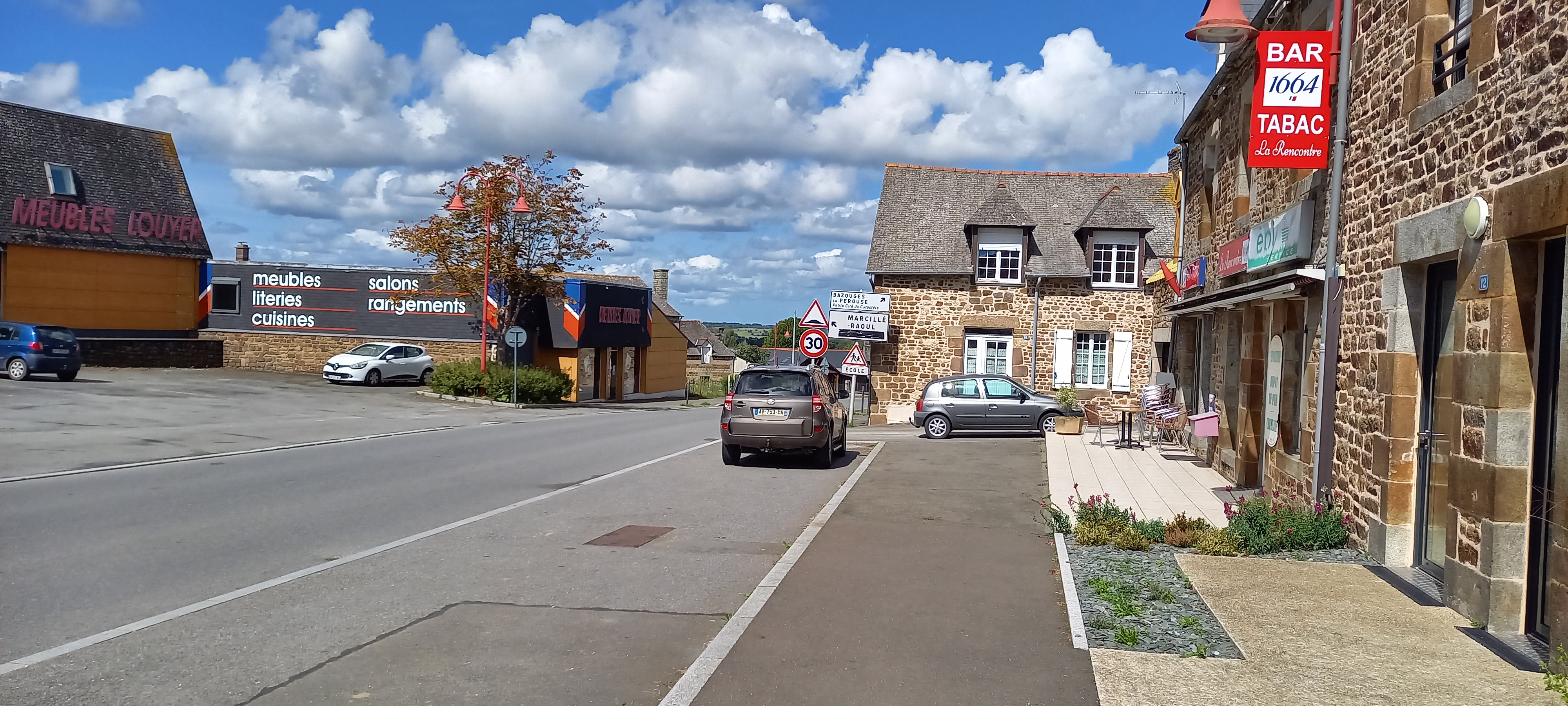 La commune de Saint-Rémy-du-Plain va prochainement acquérir le fonds de commerce du Bar (avec licence IV), Tabac (avec licence) et Épicerie, sous l’enseigne « La Rencontre », dans le but d’effectuer d’importants travaux de rénovation et de remises aux normes. La commune souhaite confier l’exploitation de ce commerce de proximité à un professionnel et lance ainsi un appel à candidature pour l’exploitation du fonds de commerce en location-gérance à partir de Janvier 2026. 

L'appel d'offre est disponible sur le site internet de la commune : https://saint-remy-du-plain.fr. Ce dossier présente la commune et précise les conditions d'exploitation . Des photos et des plans sont présentés.
Le dossier de candidature complet est a déposer en mairie.
