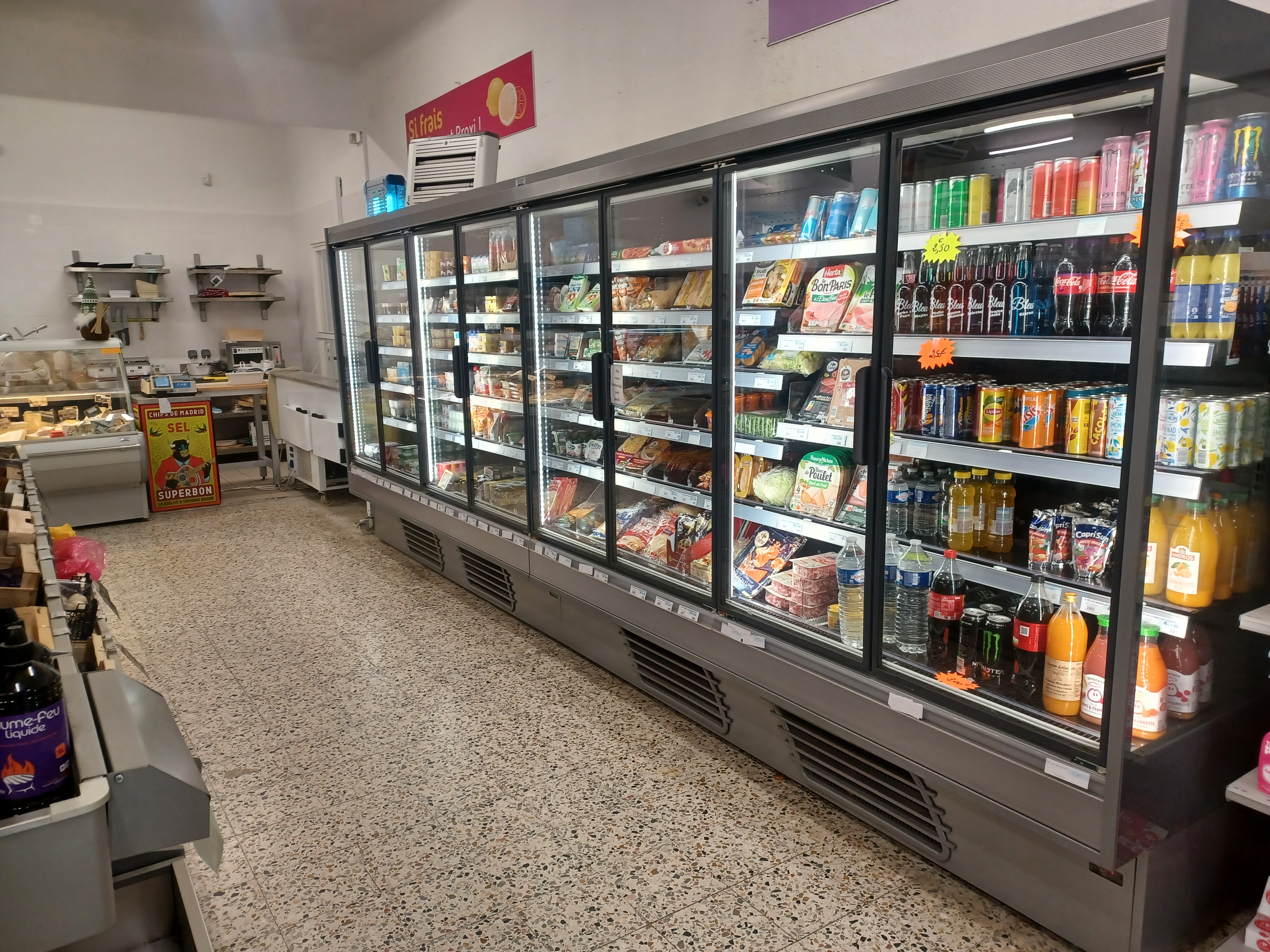 épicerie de village a fort potentiel

surface de vente 250 m2 , complètement équipez

une réserve de 100m2 , avec chambre froide positive et une négative
presse a carton , réserve sec

a l étage une surface de 200m2 non exploitez 

extérieur un parking privée de 9 places

CA en augmentation
loyer 3200 ht

120000e hors stock