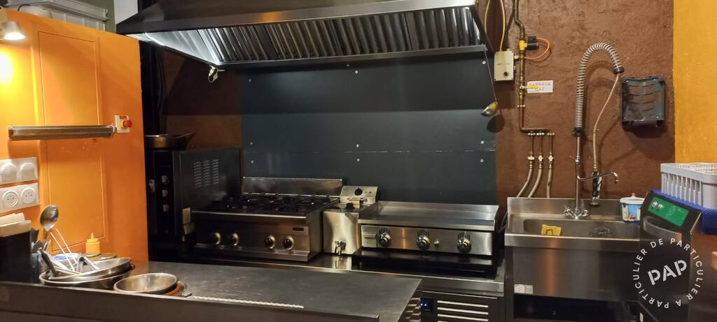 Opportunité Unique : Fonds de Commerce de Restauration Rapide Clé en Main dans les halles de Thuir !
Saisissez une occasion exceptionnelle d'acquérir un fonds de commerce de restauration rapide de 15 m² au cœur du dynamique Foodhall de Thuir, "Les Cuisines". Idéalement situé sur la rue principale et commerçante de cette charmante commune des Pyrénées-Orientales de 12000 habitants, ce commerce bénéficie d'un emplacement de choix avec une clientèle assurée dès le premier jour.
Ce fonds de commerce est actuellement en plein fonctionnement et en expansion, affichant d'excellents résultats avec un chiffre d'affaires et un bilan comptable solide. Un Ticket moyen de 23€ et une moyenne de 650 passages par jour. Les horaires habituels sont midi et soir, du mardi au samedi de 12h à 14h et de 18h30 à 22h. Notez qu'en saison estivale, le commerce est fermé le mardi et mercredi midi. Vous avez la flexibilité de maintenir le concept actuel qui a fait ses preuves ou d'explorer une nouvelle activité selon vos ambitions.
L'espace est entièrement équipé d'une cuisine professionnelle en parfait état comprenant : frigos, plancha, congélateurs, gazinières, friteuse, four, et bien plus encore. C'est une véritable opportunité " clé en main "
Le Foodhall "Les Cuisines" constitué de 4 corners et un bar principal offre un cadre exceptionnel et attrayant, avec une grande terrasse extérieure, un patio extérieur accueillant, et une vaste salle à l'étage parfaite pour les groupes et événements, portant la capacité totale de l'espace à plus de 250 personnes. Le loyer est très attractif à 750€ HT + charges.
Des parkings gratuits tout autour. Un marché local de grande envergure réputé le samedi matin.
CA 2024 108652€ avec deux mois de fermeture. Prévisionnel 2025 125.000€ Prix de vente 88.000€