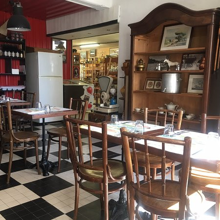 Au centre-ville d'un petit village de 3000 habitants au pied des montagnes à une demi-heure des premières pistes de ski 1h de Toulouse et Pau 1h45 de la mer.
Crêperie brocante actuellement ouverte pour le service du midi uniquement.
Clientèle locale et touristique à proximité station de ski randonnée pédestre cathédrale de St Bertrand de Comminges grotte de Gargas lac de Montréjeau et ses activités.
2 appartements entièrement à rénover se trouve au-dessus de la crêperie et une grande pièce de 80 mètres carrés à refaire également est attenante à la crêperie possibilité de rentabilité locative en louant les appartements après travaux ou de proposer de la location saisonnière très demandé dans la région.
Chiffre d'affaires à développer sur le soir et les weekends idéal pour un couple.
Gros potentiel