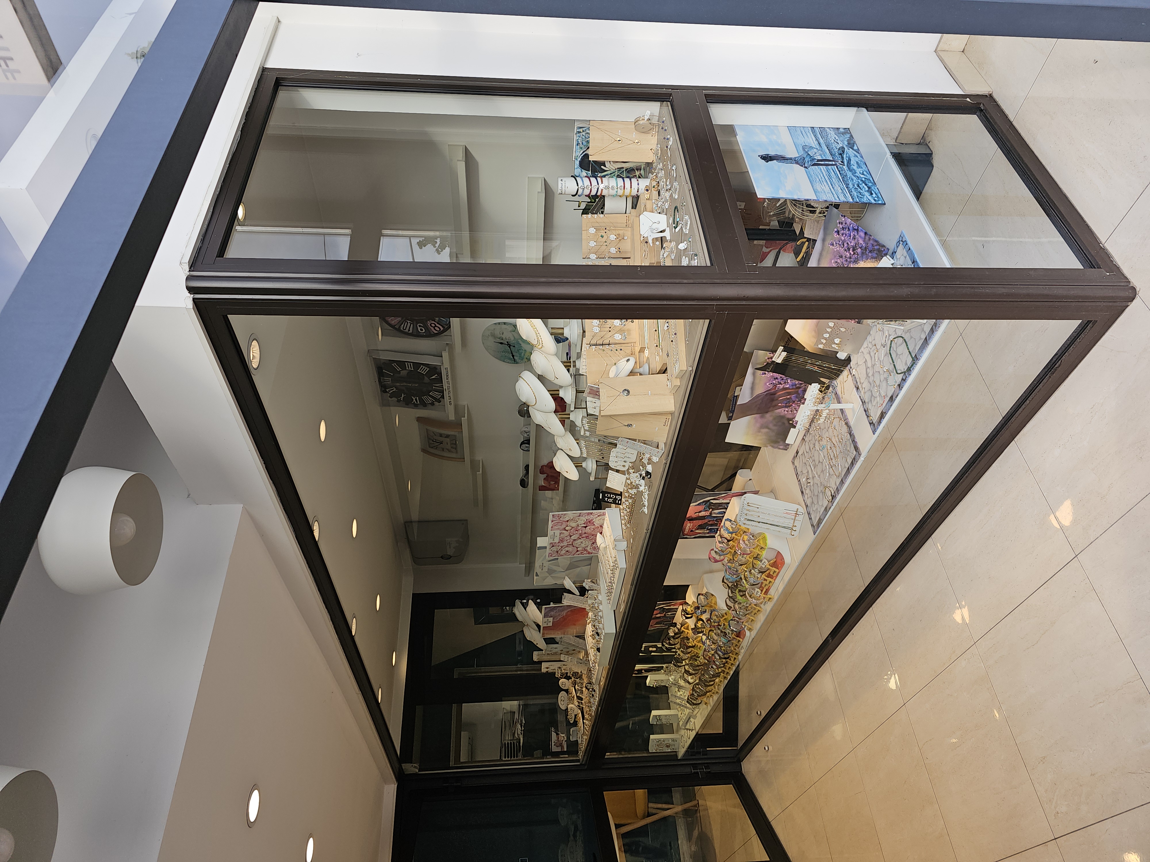 cause retraitre bijouterie  chiffre d affaire 300 000ht  35 ans implanté au village sur artère principal .  70m2 loyer 1200 euros ht  plus stock.