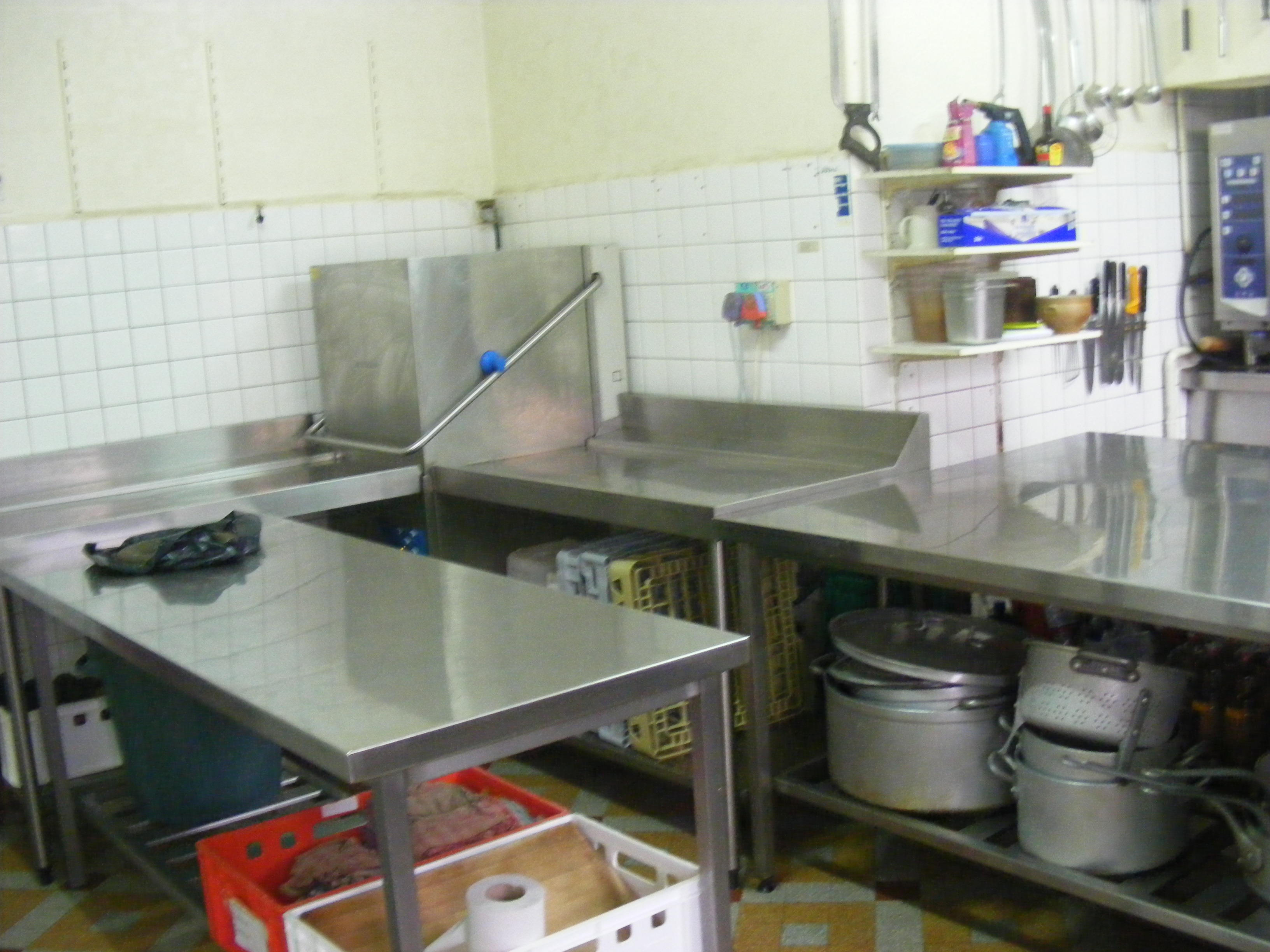 En toute propriété (murs et fond) restaurant/bar licence IV. 

Le bâtiment possède une surface commerciale de 238 m². Comprenant : 
une salle de 100m² pour une capacité d'environ 70 couverts
une cuisine équipée de 20m² (chambre froide, plonge, four à 8 niveaux Electrolux, fourneau à gaz, friteuse électrique 10L, robot multifonction, etc…)
un bar de 60m² (pas de contrat brasseur)

Le bâtiment dispose également d’un petit appartement fonctionnel à rafraîchir, d’une surface de 60m², composé de 3 pièces et une salle d'eau/WC. 

A cela s’ajoute une terrasse de 50 couverts ainsi qu’un parking de 1000 m². 


Le restaurant est bien desservi : proche de la N164, à deux pas du canal de Nantes à Brest et en bord de la Vélodyssée, Il est entouré de nombreux lieux patrimoniaux (Lac de Guerlédan, Abbaye de Bon-Repos, Forges des Salles…). Le restaurant est à moins de 50 mètres d’un camping et est proche de toutes commodités (banques, médecin, pharmacie, petit marché local toute l’année, épicerie, piscine, écoles…).