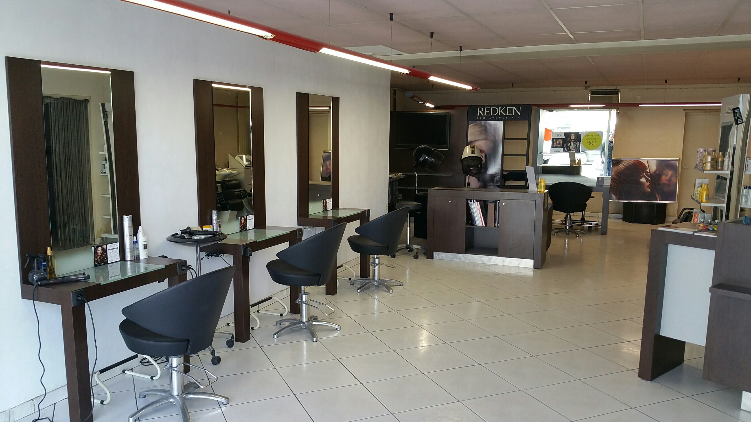 Vend fonds de commerce: salon de coiffure mixte.

Découvrez ce salon de 80m² env. de surface de vente auquel s’ajoute 30m² de réserve incluant sanitaire et local technique. 

Possible développement d'activités secondaires comme esthétique, onglerie, livraison colis, etc

.Bon emplacement commercial: tous commerces à proximité et parkings.
.Salon opérationnel et entretenu: 3 places bac et 5 places coiffages.
.Une personne active en place 
.Propriétaire flexible sur les modalités 
.Aucuns frais supplémentaires pour le Preneur: aucuns frais d’agence, aucuns honoraires, ni de frais de copropriété ni de frais de rédaction de bail.
.Motif cession: autres activités professionnelles en parallèle.
.Loyer: 1200€ mensuel. Bail neuf 3, 6, 9 ans.

.Idéal pour deux associés coiffeurs.

.Prix de vente: faire offre. Pas sérieux, s’abstenir. 

Je reste à votre disposition par messagerie, puis par téléphone.