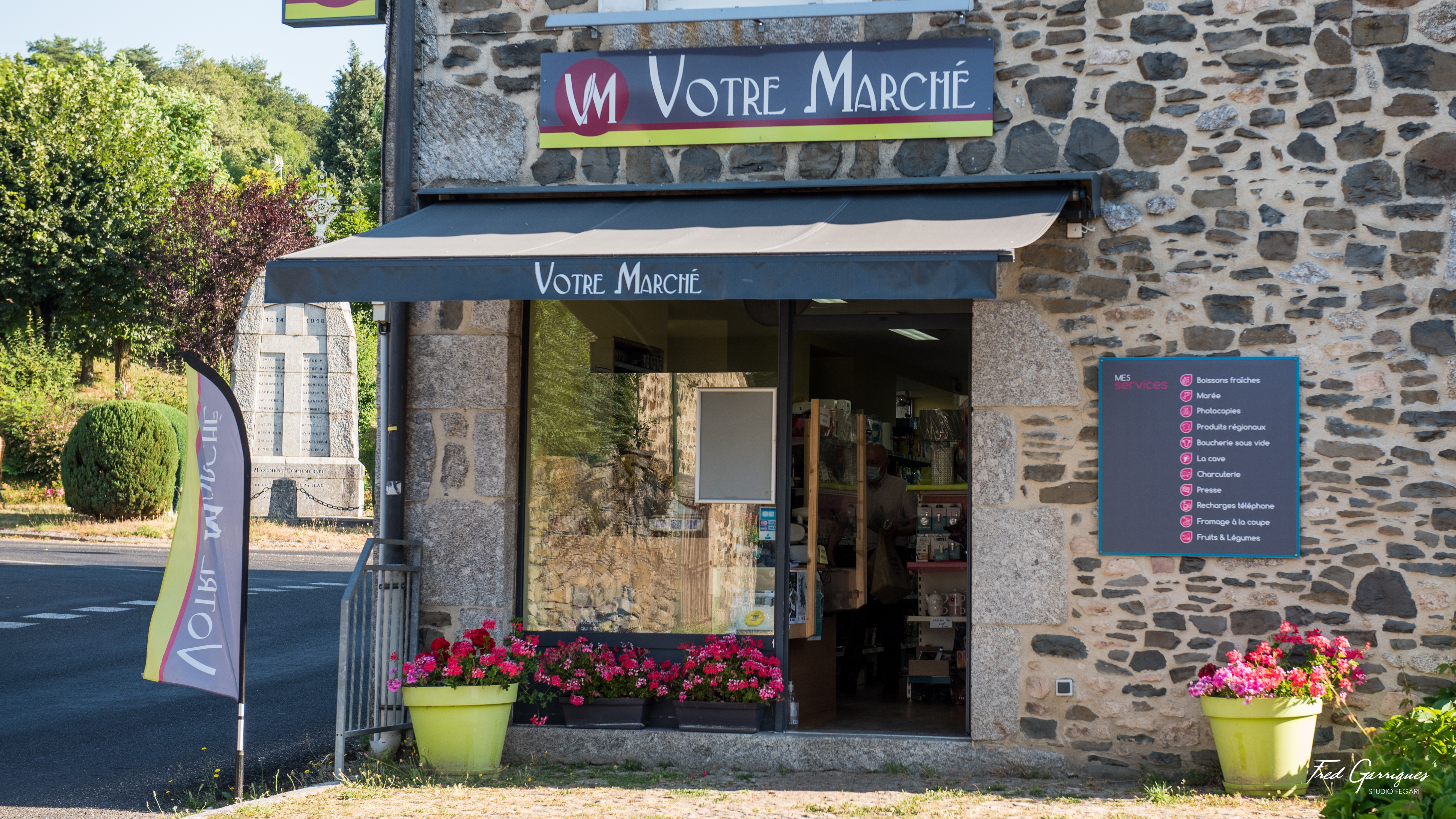 A céder cause départ à la  retraite commerce de proximité : tabac presse alimentation et électroménager aux portes de l 'AUBRAC dans le Nord Aveyron .
Magasin refait à neuf en bois . Très convivial