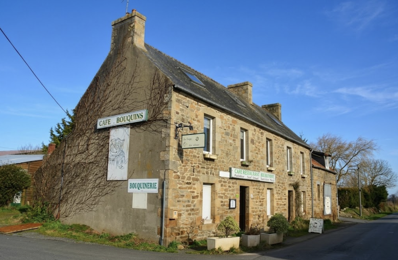 Opportunité ! Idéalement située sur un axe passant et stratégique entre Lannion et Tonquédec, venez découvrir cet ensemble immobilier en pierre d'un grand cachet, offrant une activité florissante et un logement de fonction spacieux.

Partie Commerciale (RDC)

Un outil de travail fonctionnel et chaleureux, prêt à exploiter :
2 belles salles de restaurant lumineuses, accueillantes et pleines de charme.
Cuisine professionnelle équipée et adaptée à l'activité.
Cheminée traditionnelle permettant la cuisson au feu de bois (un vrai plus pour la clientèle et l'ambiance !).

LISCENCE 4 INCLUS

Partie Privée (Étage)

Un espace de vie confortable pour les exploitants :
Cuisine indépendante.
3 chambres spacieuses.
Salle d'eau avec WC.
? Extérieurs & Annexes
Grand hangar offrant un fort potentiel de stockage, d'agrandissement ou de stationnement pour le matériel/véhicules.
Le tout bâti sur une solide structure en pierres de taille, garantissant le charme de l'ancien et un entretien perenne.
