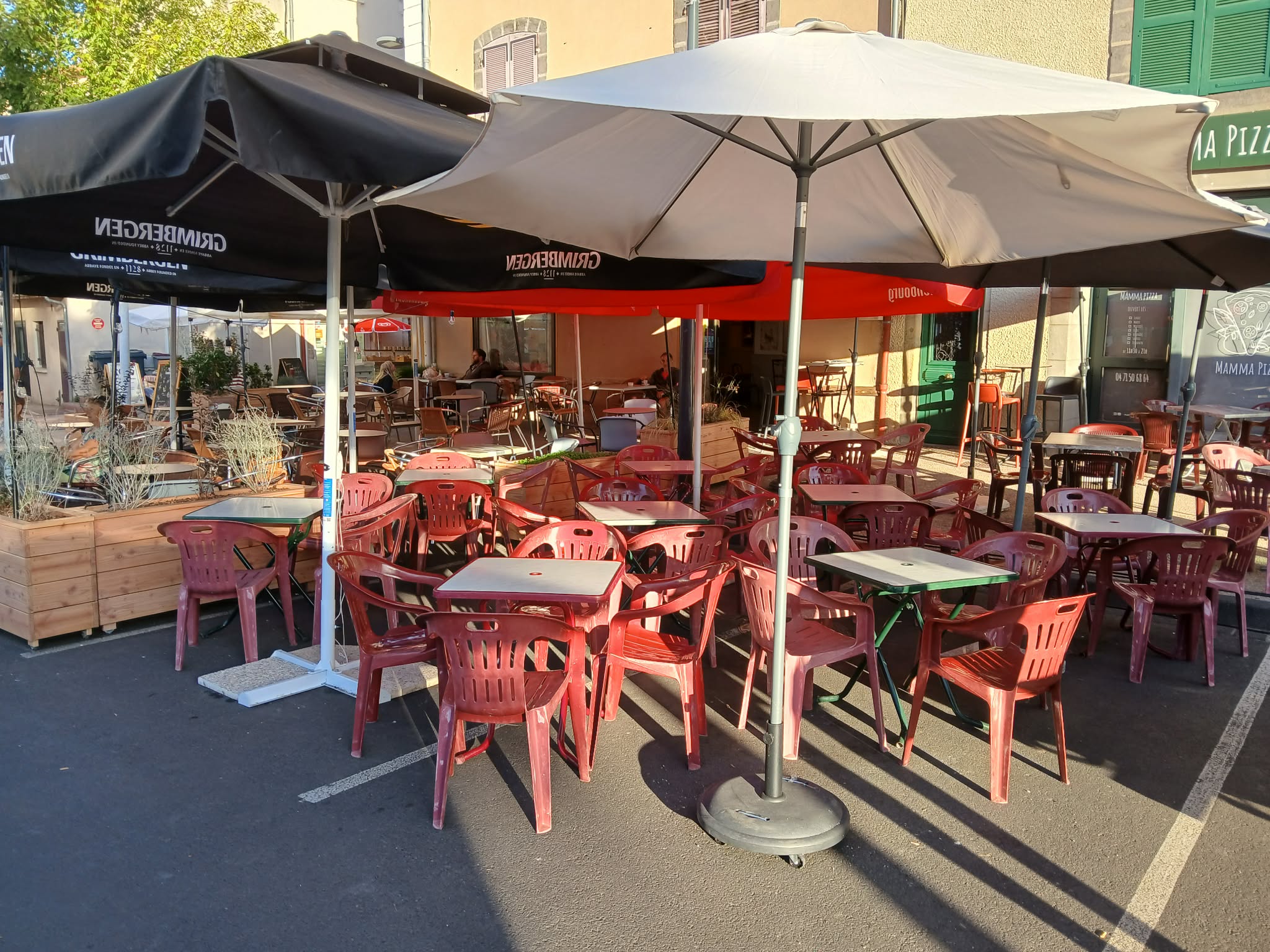 Plus qu’un bar, cet établissement s’est imposé comme l’une des institutions de la ville. Depuis plus de 100 ans, cette adresse emblématique est un véritable lieu de rencontres et de mélanger intergénérationnel, ancré dans la vie des habitants. Repris avec passion, il offre aujourd’hui une opportunité rare pour qui voudra s’investir dans une activité à taille humaine dans une ambiance chaleureuse, authentique et familiale.

Situé dans le centre historique Brivadois, ce bar bénéficie d’une clientèle éclectique attachée au lieu, composée d’habitants, de familles, d’associations et d’actifs locaux. Ici, les clients viennent autant pour boire un coup que pour retrouver une atmosphère conviviale et un accueil sincère.
Avec sa salle d’environ 35 places (+ un comptoir spacieux) et son agréable terrasse (60 places) agrandissable selon les événements proposés (150 places), le lieu se prête parfaitement à une activité dynamique tout au long de l’année.

Les points forts du lieu:

Loyer de 392e/mois. Affaire d’angle, Emplacement central, terrasse ensoleillée (orientée sud), belle visibilité et parking de 120 places. Ambiance authentique et chaleureuse. Clientèle fidèle et attachée à l’établissement. Terrasse entre 60 et 150 places. Bar entièrement équipé. Outils de travail récent et bien entretenu.
Belle terrasse permettant de profiter pleinement des beaux jours.

Situé au cœur du marché le samedi et d’autres manifestations publiques
Place neuve et dynamique : restaurants, cinéma, commerces et fêtes municipales (Fête foraine, bal des pompiers, bal des jeunes, foire agricole etc.)
Sous préfecture de 6500 habitants, Brioude est le centre d’un bassin de vie de 25000 habitants
Biennale d’aquarelle, Expositions du Doyenné etc – Ville de plus en plus touristique.
Située en Zone de Revitalisation Rurale (exonération IS).
Cave spacieuse + fournisseurs locaux qui gèrent la manutention et sont très réactifs.

Potentiel de développement : petite restauration, amplitude horaire, soirées à thèmes,
Exploitation immédiate possible

Contact: 0770787251. Merci de laisser un message vocal ou SMS.

Prix du fonds de commerce : 185000 euros.