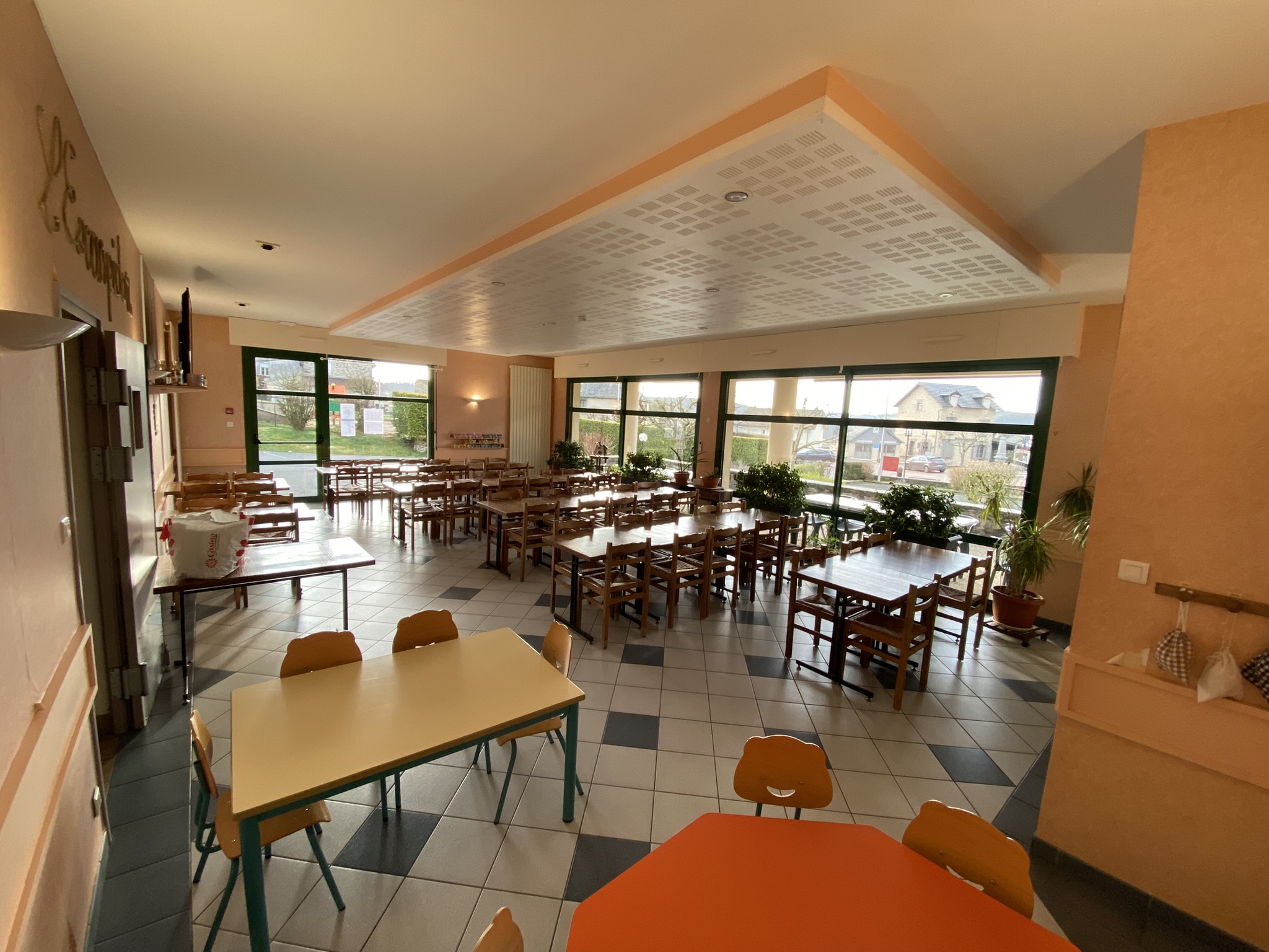A compter du 1er septembre 2024, la commune de Prunet (Cantal, à 10 km au sud d’Aurillac), met en location-gérance son bar restaurant "L’Escarpidou", situé au cœur du bourg et à proximité de l’école.
Le commerce d’une capacité de 80 couverts se compose :
   - d’une cuisine avec espace séparé lavage et stockage ;
   - d’une partie bar ;
   - d’une salle de restaurant ;
   - d’une terrasse.
L’ensemble est entièrement équipé (mobilier et vaisselle) et en parfait état de fonctionnement. Aucun investissement complémentaire, ni travaux à prévoir.
Le commerce, conforme aux normes PMR, est accompagné d’un appartement type T3 non meublé de 65 m2.
L’établissement est en charge de la cantine scolaire pour un prévisionnel d’une cinquantaine d’enfants à la rentrée 2024.
Loyers :
   - Commerce : 750 € HT par mois (3 mois de caution demandée)
   - Appartement : 430 €, TTC par mois (1 mois de caution demandée)
Pour plus de renseignements, contactez-nous par mail à en précisant comme objet « Location gérance L’Escarpidou ».
Merci d'envoyer votre dossier de candidature (motivations, projet, ...) à la mairie de Prunet, 1, place de la Fontaine, 15130 Prunet ou par mail.