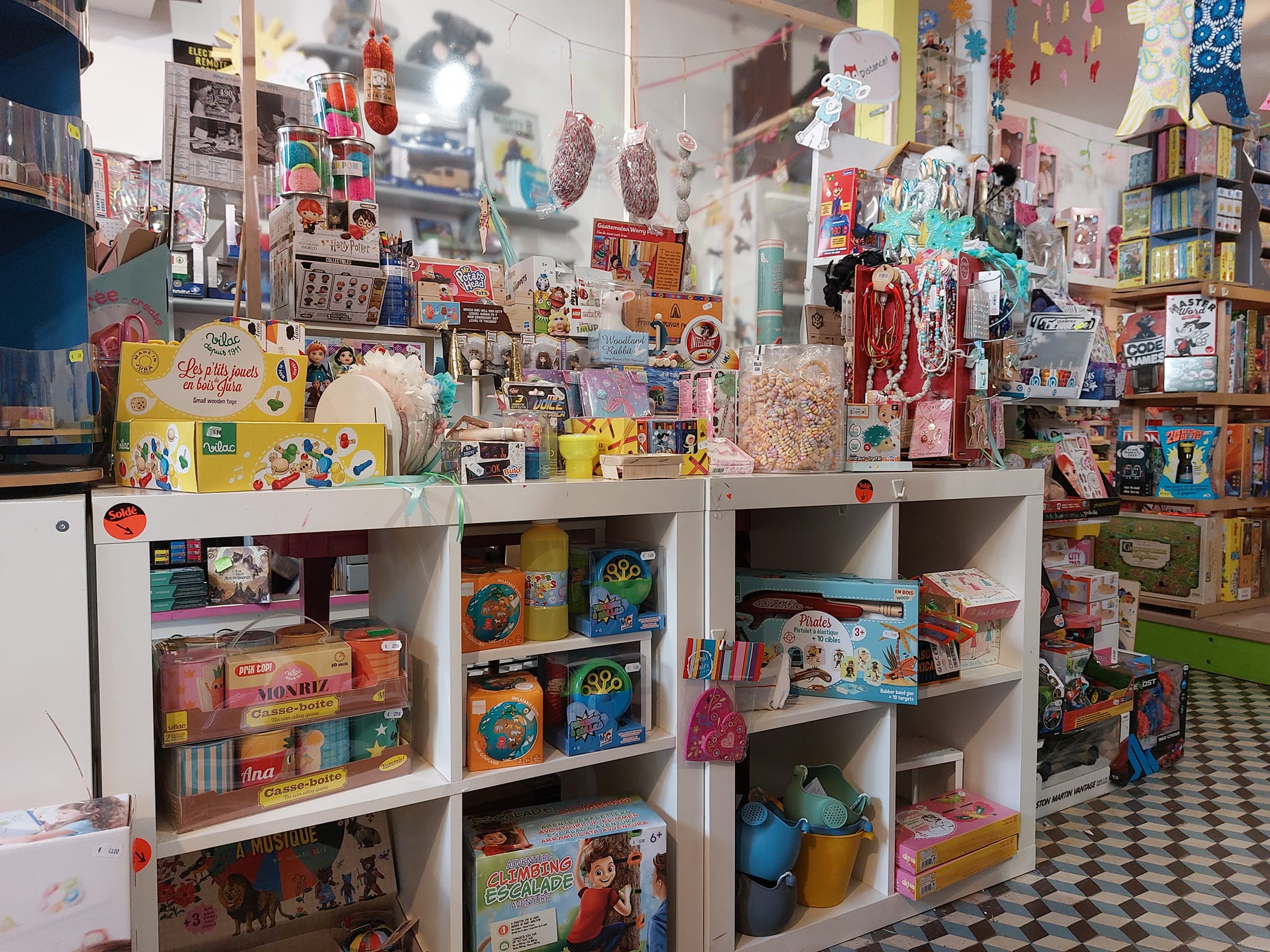 Installé depuis 12 ans à Corbigny, 
bourg qui bénéficie d'une importante zone de chalandise, 
ce charmant magasin de jouets a su grâce à sa jolie façade et à son offre pléthorique se tailler une solide réputation dans la région.
Après avoir déroulé une quinzaine de kilomètres de papier cadeau, 
Madame Toto aspire à de nouvelles aventures, 
le magasin est donc à reprendre.

Il reste des choses à  développer, les jeux de sociétés, créer un site internet etc.

Surface de vente 90m2, arrière boutique 15m2 - Loyer 400€ mensuel.
Bilan disponible sur demande.

20000€ + stock