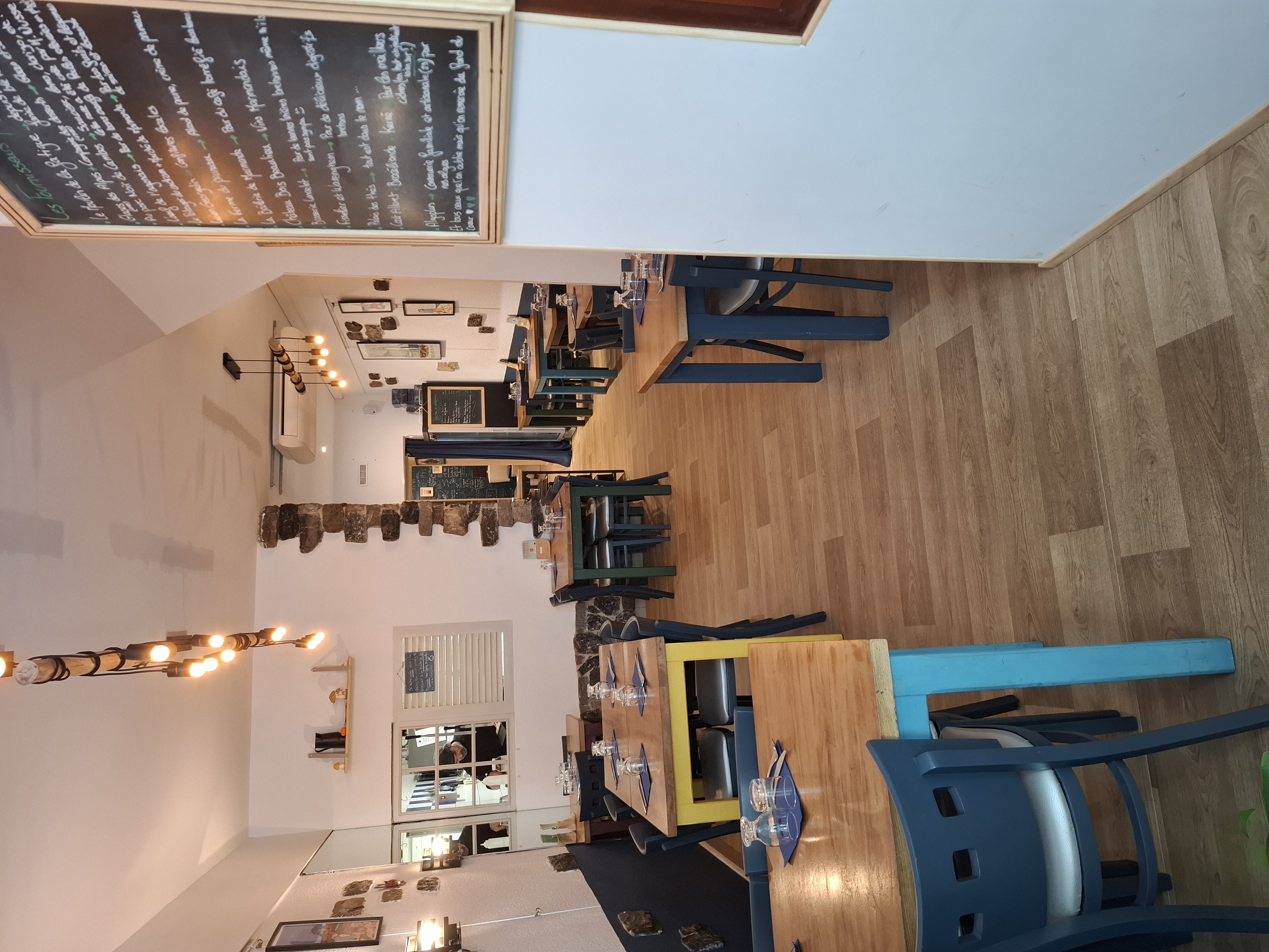 Suite à des problèmes de santé récurrents et qui ne vont, malheureusement, pas en s'arrangeant, nous mettons en vente notre crêperie. 

Petit restaurant créé il y a plus de 30 ans et jouissant d'une très bonne réputation (Guide du Routard, Petit Futé / Tripadvisor / Google ), il est idéalement situé en plein centre ville, à proximité de parkings gratuits. Voisin direct du théâtre Comoedia. 

Actuellement exploité en tant que crêperie, toute forme de restauration y est envisageable.

Sa taille est idéalle pour 2 personnes mais avec un gros potentiel de développement, une troisième personne pourrait être engagée.

Le local se constitue d'une salle de restaurant de 24 couverts (clim réversible 2022), des sanitaires aux normes ad ap, une cuisine fonctionnelle et toute équipée (froids positifs et négatifs, plonges, extraction, éviers, galetières, etc..), d'une cave avec bac à graisse, d'une petite cour à l'arrière de la cuisine ainsi que d'une petite reserve . Un droit de terrasse (douzaine de couverts) en façade complète le tout.

Aucun salarié à reprendre.

Loyer 1100HT

Accompagnement possible !

Gros potentiel avec ce petit restaurant !!

N'hésitez pas à nous contacter pour plus d'informations 😊