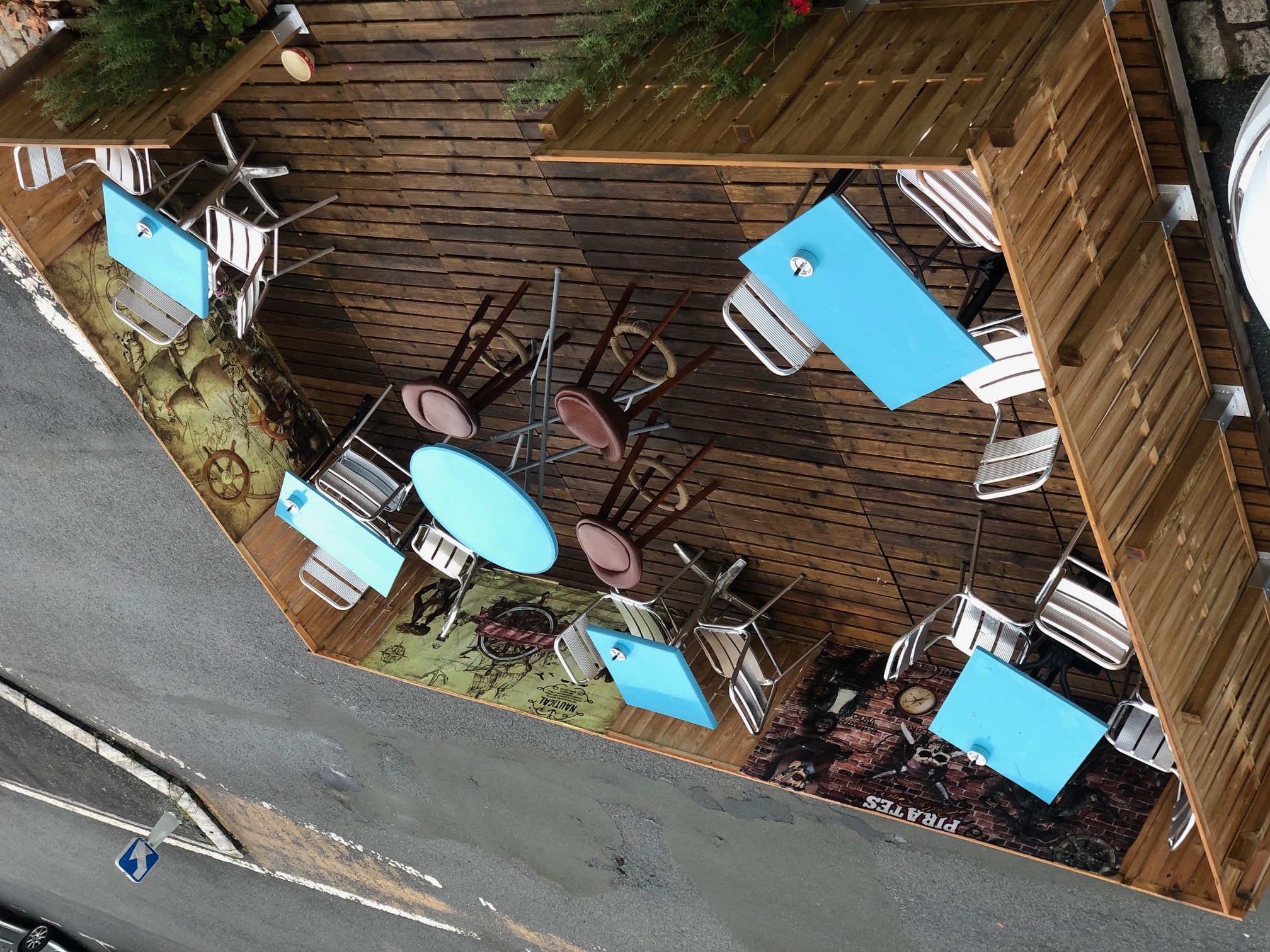 Je vend mon bar , tabac, FDJ situé dans un quartier agreable d'Alencon,  pres d'un parc.
Les places de parking sont gratuites, tres facile pour se garer.
Belle clientèle.
Il  pocède une terrasse interieure toute l'année et une terrasse exterieure 5 mois de l'année .
La déco est sur le theme des pirates.
Il pocéde une petite cuisine amenagée, une tres grande cave avec une piéce comprenant frigos et congelateur.
A l'etage un appartement de 60 m2 en  tres bon etat.
Je l'ai mis en vente le fond de commerce car j'aimerai prendre ma retraite.