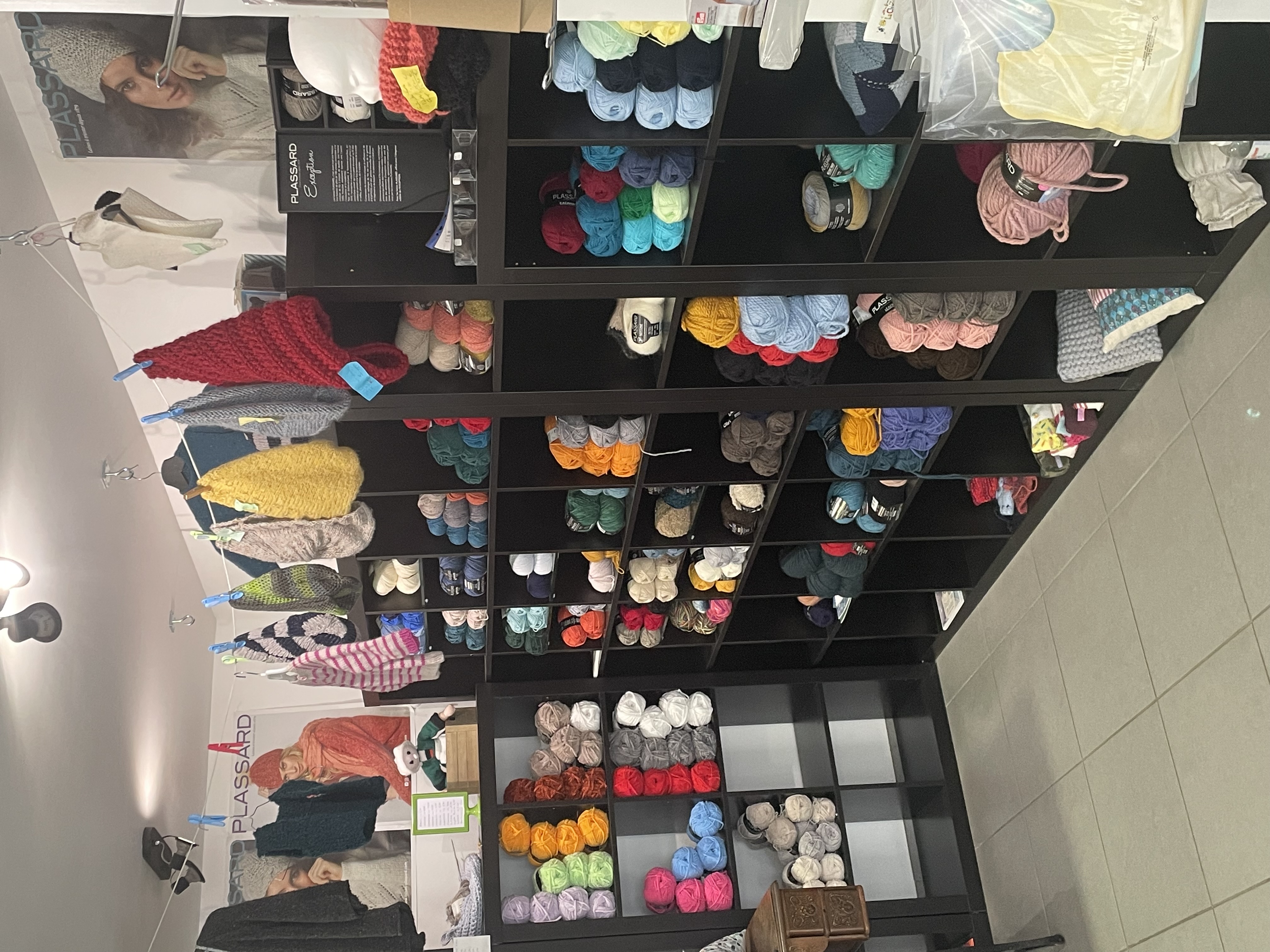 La Mercerie se situe à Cléder, petite ville en bord de mer (2 km) dans le nord Finistère, seule dans un rayon de 20kms
La Retouche est une partie importante dans le commerce
La marque de laine distribuée est PLASSARD (entreprise française)et la partie mercerie est bien achalandée avec des marques comme PRYM,BOHIN,SCHMETZ........
La surface de vente est d'environ 70m2 vous trouverez également une partie ATELIER, LAVERIE,UNE CUISINE,WC
Fond de commerce 14000euros +Le stock
Le local est proposé à la location pour un montant de 600 euros par mois avec la possibilité d'achat des murs commerciaux
Un accompagnement à la reprise par la cédante est possible au moment de la reprise.
Reprise du fond de commerce privilégiée ,mais étude de toute proposition portant sur l'emplacement commercial (pas de porte) avec possibilité de location ou d'acquisition des murs