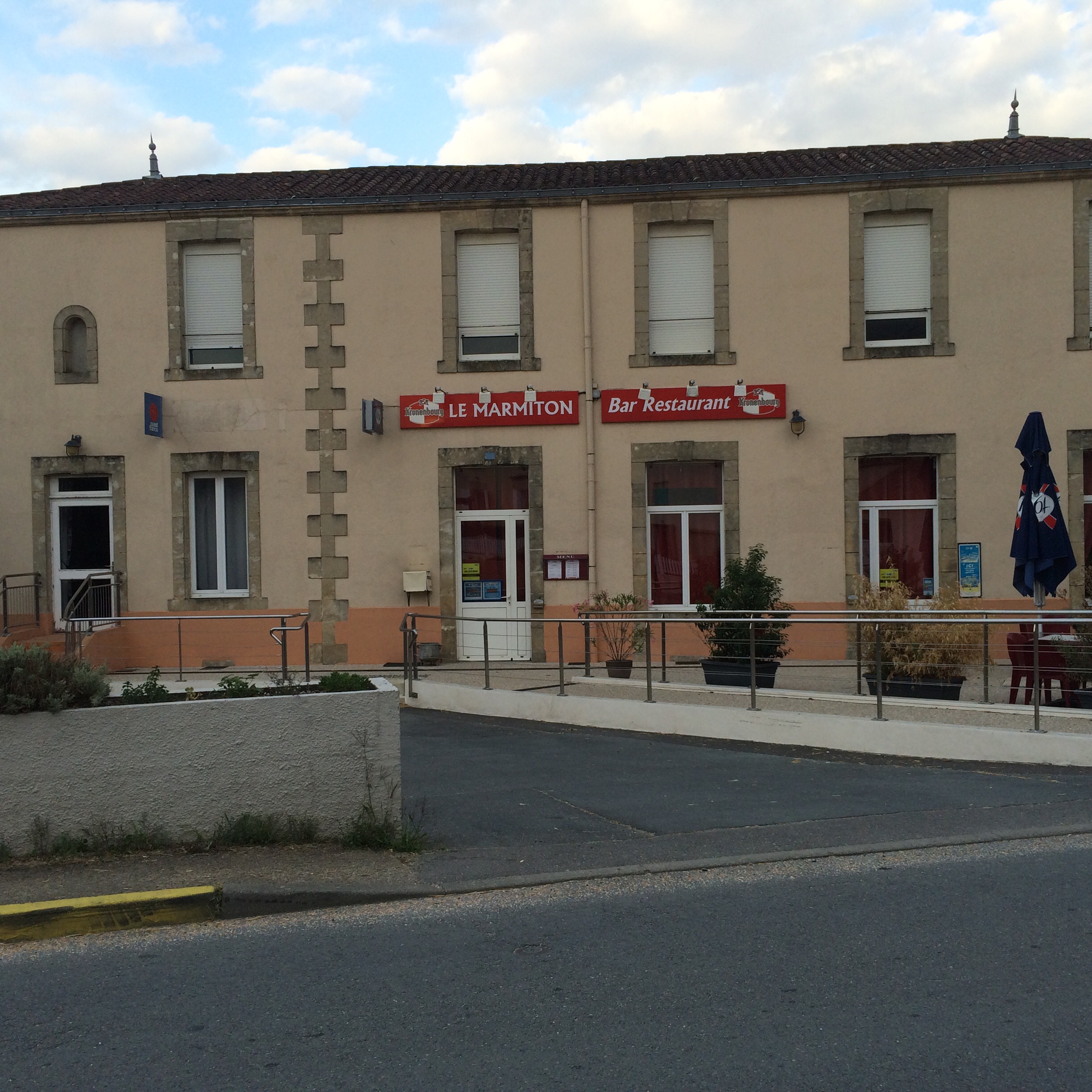 Un immeuble à usage d’habitation et de commerce sis 14 rue Jean-Marie Mélisson, comprenant :

- au rez de chaussée : salle de bar, salle de restaurant, sanitaires, cuisine, autre pièce surélevée, couloir, vestiaire, salle d’eau, bureau.
- au premier étage : huit pièces, W.C. et salle de bains.

Cave sous partie.

Cour devant sur laquelle existe un ancien préau et une terrasse aménagée.

Jardin au midi des bâtiments.

Le tout cadastré section C, numéros :
-	118 classé en sol, pour …………………………… 8 a 70 ca
-	et 119 classé en  jardin, pour …………………….. 9 a 30 ca

Ensemble : dix huit ares, ci ……………………. 18 a 00 ca