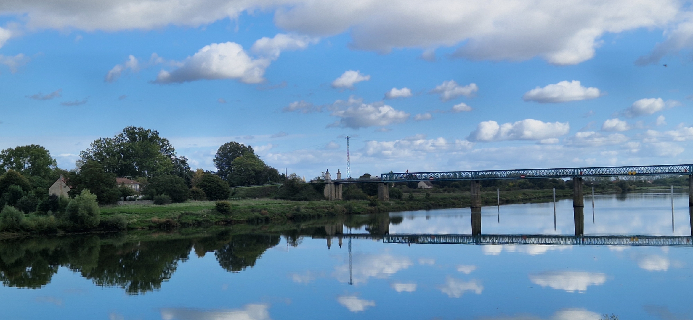Idealement situe en bord de Saone sur la voie bleue

Un lieu rare au cadre exceptionnel,beneficiant d'un flux constant et croissant de clientele locale et touristique francaise et etrangere,fidele et de passage( cyclistes,promeneurs,famille,jeunesse des villages alentours,tourisme fluvial)

Concept unique dans la region

Ici on ne parle pas de restaurant traditionnel,mais d'un concept saisonnier rentable, exploite 6 mois seulement( mais avec possibilite d'extension sur l'annee), avec une clientele deja acquise...et 6 mois off pour profiter de la vie

Un lieu cle en main ou tout est aux normes(securite,hygiene,accessibilite) et ou la cuisine, la salle  et la terrasse sont entierement equipees; vous n'avez plus qu'a y mettre votre touche personnelle

Les atouts cles
- emplacement premium en bord d'eau - pas de concurrence
- rentabilite immediate car clientele locale + touristique existante et reguliere
- chiffre d'affaire realise sur 6 mois
- concept simple,convivial, avec actuellement des concerts les vendredis soirs et une qualite de vie rare en restauration
- ideal pour un couple,un professionnel de la restauration ou un entrepreneur souhaitant reprendre une activire cle en main, avec fort potentiel et contraintes maitrisees
- petir loyer: environ 8500€ annuel comprenant loyers, licence IV,taxe fonciere et redevance ordures menageres payable actuellement sur les 6 mois d'exploitation

Si vous avez un coup de coeur, n'hesitez pas a me contacter pour venir visiter ce petit joyau au coeur de la Bourgogne