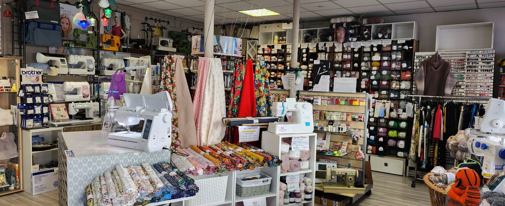 Vente de laine ,mercerie 
Vente de machine à coudre ,brodeuse ,surjeteuse, imprimante tissus Marque BROTHER
Dépannage en machine  toute marque
Situé en centre ville de Périgueux dans rue très passante
local de 80 M2 dont un petit atelier pour le dépannage + réserve en sous-sol environ 20 M2, équipé de portes automatique PORTIS
Loyer de 900€ charges locatives comprise sauf électricité