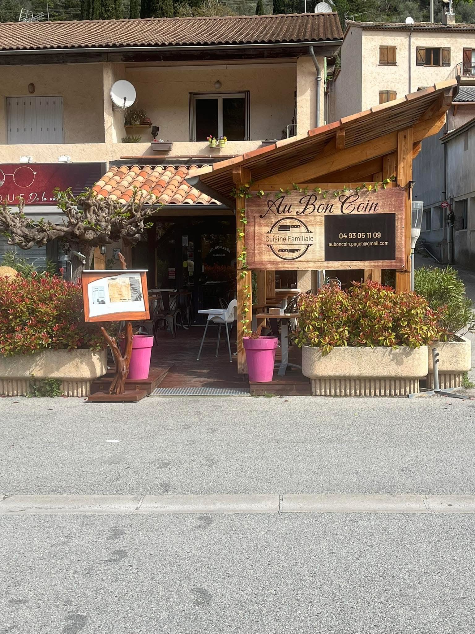 Restaurant comprenant 26 couverts à l’intérieur et équipé d’une terrasse semi ombragée comprenant 34 couverts. Il est situé dans une petite zone d’activité comprenant un cabinet de kinésithérapie et ostéopathie, pharmacie garage Carrefour market… en face d’un hôtel 3 étoiles d’une gare où démarre la locomotive à vapeur, d’un arrêt de bus à 200 m du coeur du village. Puget theniers fait parti d’une zone RR qui vous vous donne droit à une défiscalisation les 3 premières années. Arrêt pour retraite.