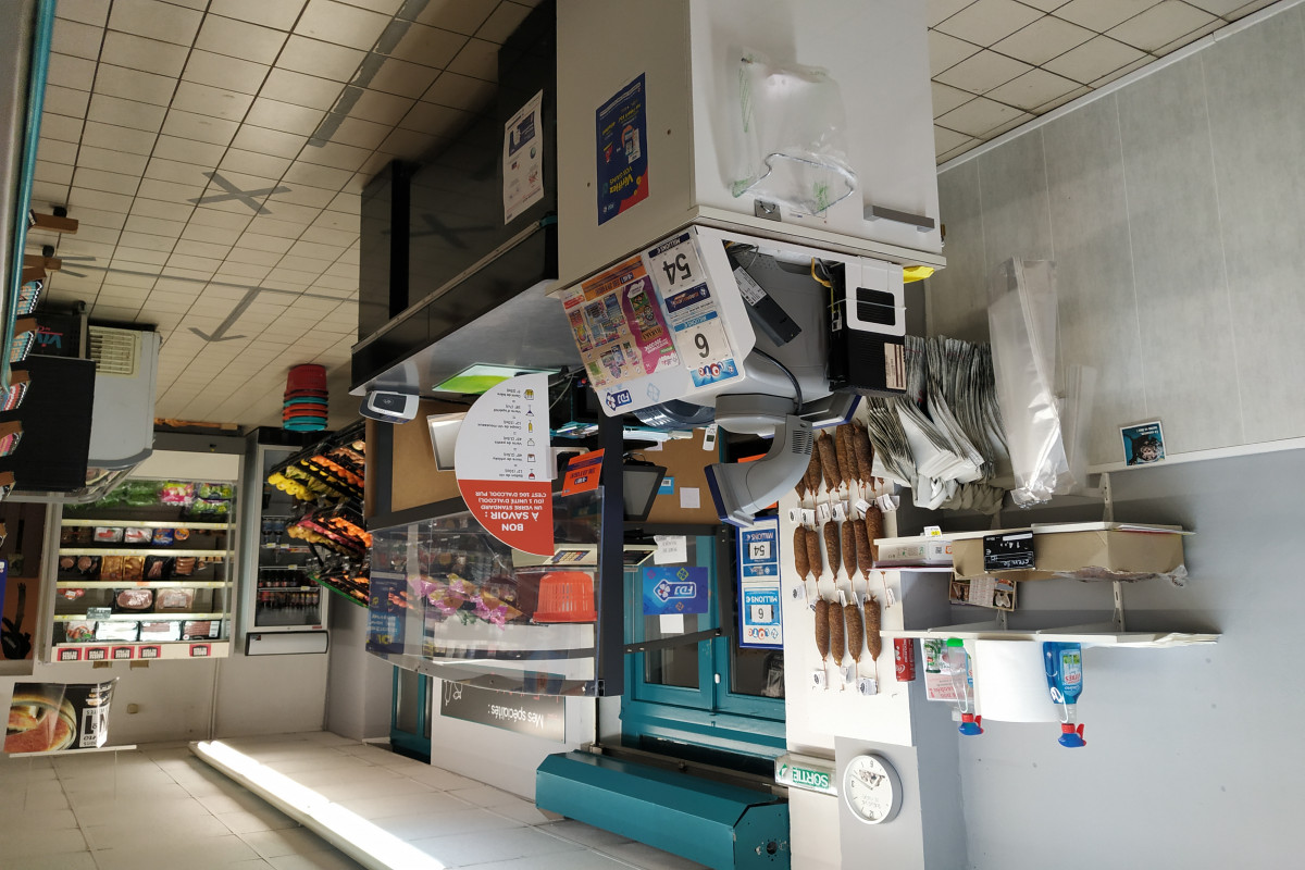 Commerce d'alimentation générale, actuellement sous enseigne vival, mais libre de tout contrat, avec française des jeux, appartement au dessus au loyer gratuit, petit loyer de 338 euros pour le commerce.
parking pour les clients,  garage privé, terrain attenant pour l'apéro!
activité avec fort potentiel de développement, premier concurrent à 10 km.