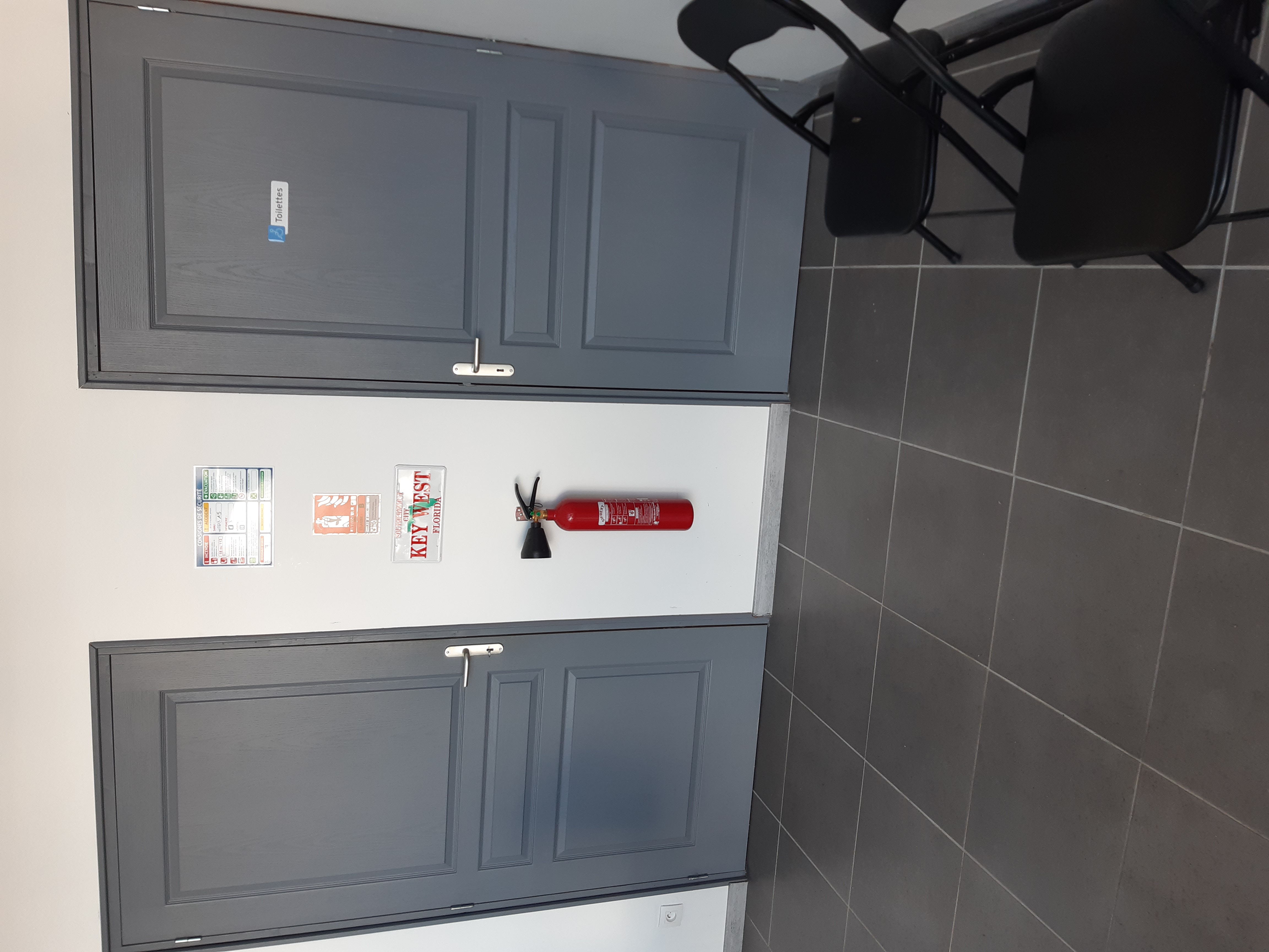 Auto-école 
Local de 45 m2 dans une zone activité commerciale, juste à côté d'un fast food américain bien connu et d'un hypermarché 
Très bonne visibilité, comprenant :
Un bureau, une salle de code, une cuisine et un WC PMR
Je suis bientôt en retraite et je cherche à transmettre mon entreprise.