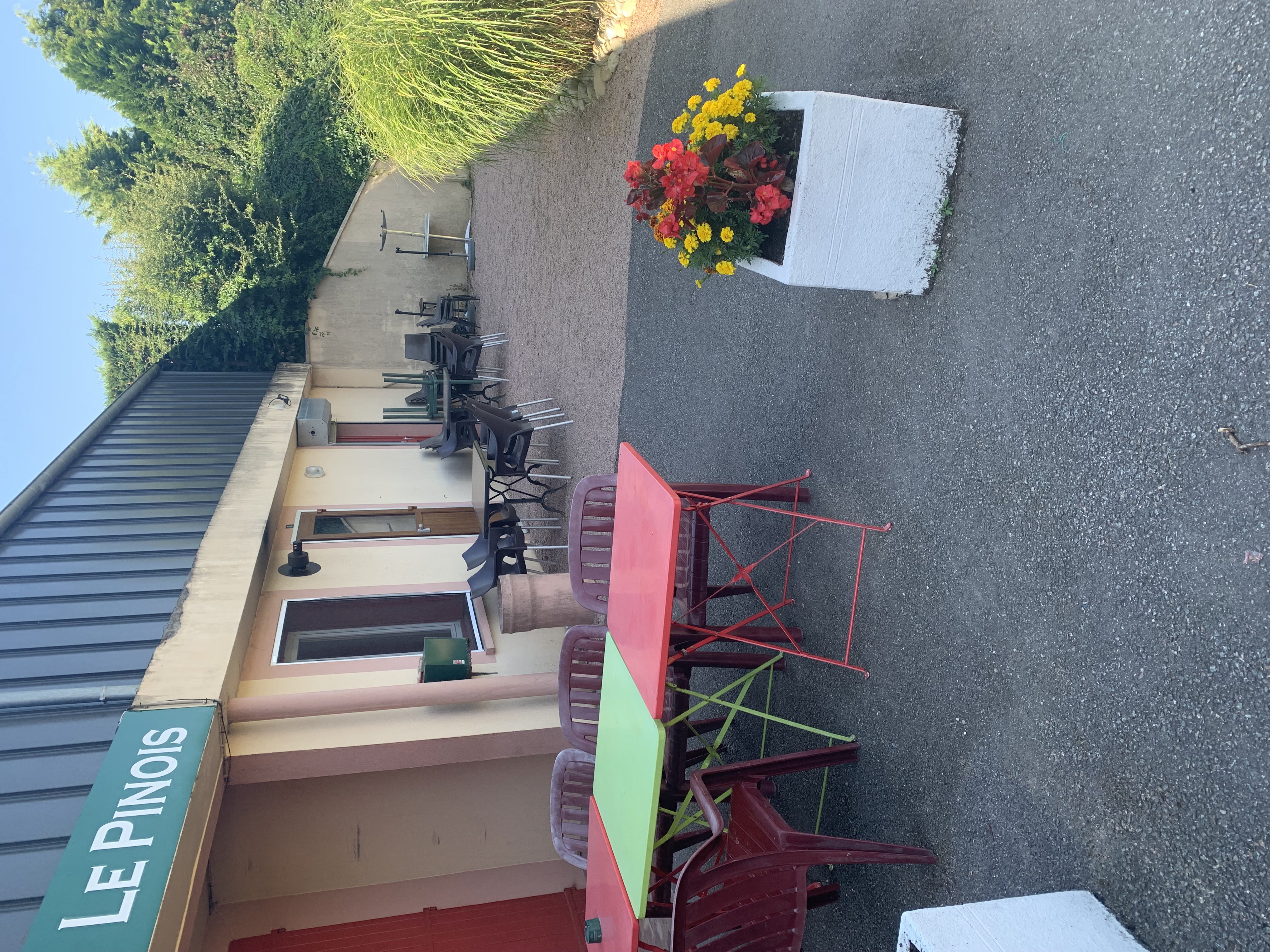 À vendre fonds de commerce bar restaurant dépôt de pain journaux licence IV mise à disposition par la mairie  situé au cœur d un petit village près d un axe passager et à quelques kilomètres de l autoroute À 79 . Le bar dispose de 16 places assises plus comptoir, le restaurant 25  couverts plus une deuxième salle pouvant accueillir 20 personnes, cuisine équipée matériel chaud et froid récent terrasse et parking.
Pour plus de renseignements n’hésitez pas à prendre contact.