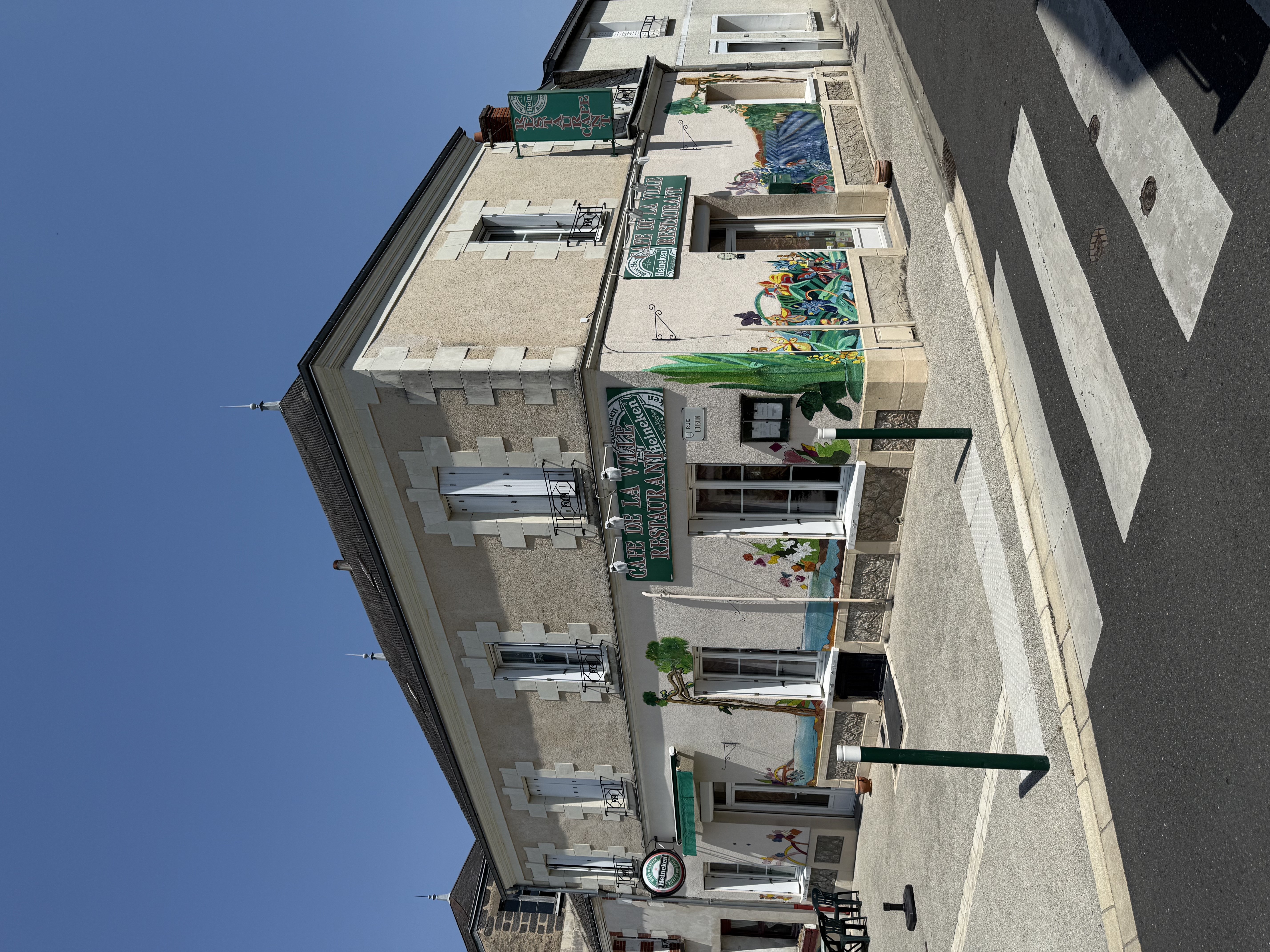 À VENDRE – MURS + FONDS DE COMMERCE BAR-RESTAURANT AVEC HABITATION, TERRASSE, JARDIN ET DÉPENDANCES

Belle opportunité en plein cœur de Château-la-Vallière !
À vendre, ensemble immobilier de 184 m² réunissant au même endroit un bar-restaurant équipé au rez-de-chaussée, une grande partie habitation à l’étage, ainsi qu’une terrasse, un petit jardin, un hangar, une cave et un grenier.
Un bien idéal pour un couple, une famille ou un professionnel souhaitant reprendre une activité tout en devenant propriétaire des murs et en habitant directement sur place.

🍽️ REZ-DE-CHAUSSÉE – BAR / RESTAURANT ÉQUIPÉ
Le rez-de-chaussée est actuellement aménagé pour une activité de bar-restauration et comprend :
un espace bar,
une salle de restaurant,
une cuisine professionnelle,
les différents espaces nécessaires au fonctionnement de l’activité,
ainsi qu’une terrasse extérieure, véritable atout pour l’établissement aux beaux jours.
Le matériel et les équipements actuellement présents dans le bar, le restaurant et la cuisine seront laissés au nouvel acquéreur avec la reprise du fonds de commerce, permettant de disposer d’un établissement déjà équipé.
L’établissement bénéficie d’une situation intéressante en plein centre de Château-la-Vallière, à proximité immédiate des commerces, services et commodités.

🏡 À L’ÉTAGE – GRANDE PARTIE HABITATION
À l’étage se trouve une partie habitation offrant de beaux volumes et comprenant :
6 pièces,
un cellier,
une salle de bain,
un WC séparé,
un débarras,
ainsi qu’un accès au grenier actuellement non aménagé, offrant un potentiel supplémentaire selon les projets du futur propriétaire.
Cette configuration permet de disposer d’un véritable logement directement au-dessus de son activité professionnelle, tout en conservant une séparation entre les deux espaces.

🌿 EXTÉRIEURS & DÉPENDANCES
L’ensemble immobilier dispose également de plusieurs espaces particulièrement appréciables :
une terrasse pour l’activité de restauration,
un petit jardin, permettant de profiter d’un espace extérieur privé,
une grange, idéal pour le stockage de matériel ou pour différents besoins professionnels ou personnels,
une cave, apportant un espace de stockage supplémentaire,
ainsi qu’un grenier non aménagé.
De véritables atouts supplémentaires pour un immeuble situé en plein centre-ville.

💰 PRIX DE VENTE
Prix des murs : 150 000 €
Prix du fonds de commerce : 60 000 €
Soit 210 000 € pour l’acquisition de l’ensemble murs + fonds de commerce.
Le matériel du bar, du restaurant et de la cuisine est compris dans la reprise du fonds de commerce.

🔑 UN BIEN COMPLET AUX MULTIPLES POSSIBILITÉS
Cet ensemble offre une configuration intéressante permettant de réunir activité professionnelle et habitation au même endroit, tout en bénéficiant d’espaces extérieurs et de nombreuses dépendances.
Avec ses 184 m², son bar-restaurant équipé, sa terrasse, son habitation de 6 pièces, son jardin, sa grange, sa cave et son grenier, le bien dispose d’un beau potentiel pour un projet professionnel, familial ou d’investissement.
📍 Plein centre de Château-la-Vallière
🏠 184 m²
🍽️ Bar-restaurant équipé
☀️ Terrasse
🌿 Petit jardin
🏚️ Hangar
🍷 Cave
🛏️ Habitation de 6 pièces
📦 Grenier non aménagé
💰 Murs : 150 000 €
💰 Fonds de commerce : 60 000 €
Renseignements complémentaires et photos sur demande. Visites sur rendez-vous.