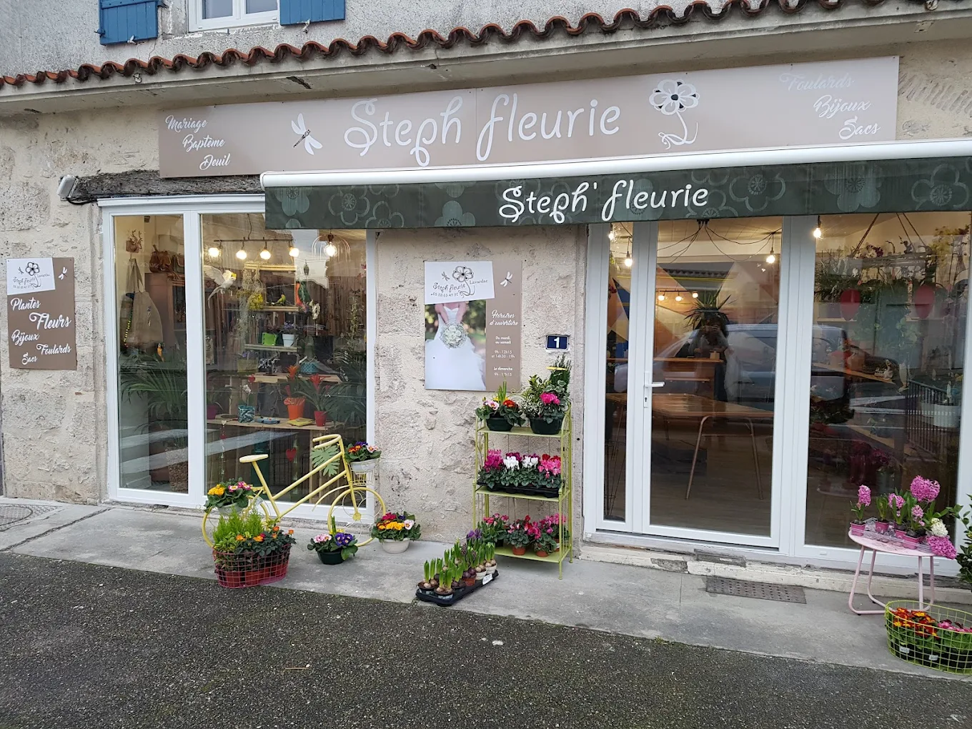 À VENDRE – Commerce de fleurs 🌸🌿 Vous rêvez de reprendre une boutique florale clé en main ? Ne cherchez plus ! 💐 Commerce de fleurs bien établi, avec une clientèle fidèle et un excellent emplacement en centre-ville/quartier dynamique. 🏠 Local agréable et bien agencé, incluant espace de vente, atelier et réserve. 📈 Bonne rentabilité, avec un fort potentiel de développement (livraisons, événements, abonnement floral). 📍 Lieu : Lot-et-Garonne 💰 Prix : 60000€ Loyer actuel 420€ mensuel Une belle opportunité pour un(e) passionné(e) de l’univers floral ! 🌿✨ DANS LE 47