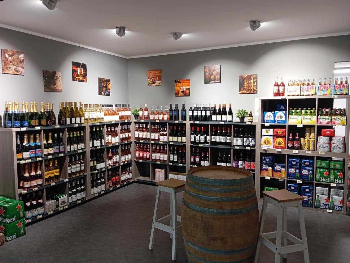 A SAISIR!
              Belle épicerie Vival indépendante de 120m2
idéalement situe au cœur d un charmant village Maureilhan 34370
à proximité de Béziers et  Narbonne. 
Commerce traditionnel combinant épicerie boucherie fromagerie et volailles 
dépôt de pains .
*Etablissement entièrement équipé aucun travaux a prévoir 
*très bon emplacement stationnement facile 
*clientèle locale fidèle et régulière. 
*Vous profitez de l'enseigne VIVAL tout en restant totalement indépendant dans votre gestion .
idéal pour un couple de commerçants ou un artisan boucher  souhaitant s installer dans une commune dynamique du sud de la France .
contacter le propriétaire  pour plus d informations  ou visite .