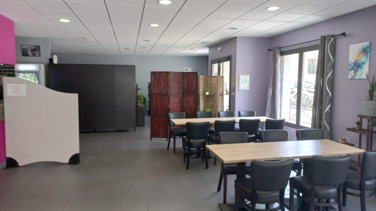 Localisation
Cet établissement est situé à Saint Clément sur Valsonne, village de moyenne montagne du Beaujolais Vert de 900 habitants.

La commune est à 10 minutes de Tarare et de l’échangeur avec l’autoroute A89 et à 40 minutes de Lyon.

Le commerce est dans le centre du village, desservi par une départementale ayant une fréquentation de plus de 4000 véhicules par jour.

Contexte
La commune souhaite retrouver un gérant pour cet établissement, celui en place précédemment s’orientant vers un nouveau projet professionnel après des années de réussite.

Le profil recherché est celui de professionnels de la cuisine de type chef et le commerce est parfait pour un couple ou un duo chef-salariée.

Eléments administratifs et financiers
Loyer mensuel négociable: 700 € HT Incluant la licence IV
Caution : 3 mois de loyer soit 2 100 € HT
Bail commercial
Disponible : immédiatement
Visites possibles sur rendez-vous
Horaires : restauration tous les midis sauf jour de fermeture (actuellement le mercredi), ouverture le week-end et les jours fériés
Description de l’établissement
Surface totale y compris terrasse : 250 m²
Entièrement de plain pied
Matériel présent : Piano complet, four a pizza, hotte, plonge, tables inox, différents petits matériels de cuisine et de service, tables et chaises, etc …
Terrasse extérieure comprise
La commune met à disposition dans la limite de 10 utilisations par an une salle communale attenante d’une capacité de 40 couverts
Mode de fonctionnement
La commune a établi un cahier des charges correspondant aux besoins du village et de la clientèle

Restaurant

Type de cuisine : traditionnelle, bistronomique , menu affaires / ouvrier
Type de carte : menu du jour et à la carte
 Prix midi et soir
Activité restauration WE et jours fériés (cuisine qualitative, repas de famille, …)
Snacking, plats à emporter, pizzas
Bar

Maintien de ce lieu de convivialité
Epicerie

Maintien d’un service de proximité
Ouverture souhaitée d’un point de récupération et de dépôt de colis
 

 

Pour candidater
Envoyer un CV et un projet en répondant aux questions suivantes :

Quelles qualités possédez-vous pour la gestion d’un restaurant / commerce multiservices
Quelles expérience professionnelles ou extraprofessionnelles acquises vous serviront dans le cadre de cette offre ?
Quelles sont les motivations qui vous amènent à postuler ?
Comment vous projetez vous dans l’organisation du service ?
Joindre des propositions de menus avec leurs tarifs prévisionnels