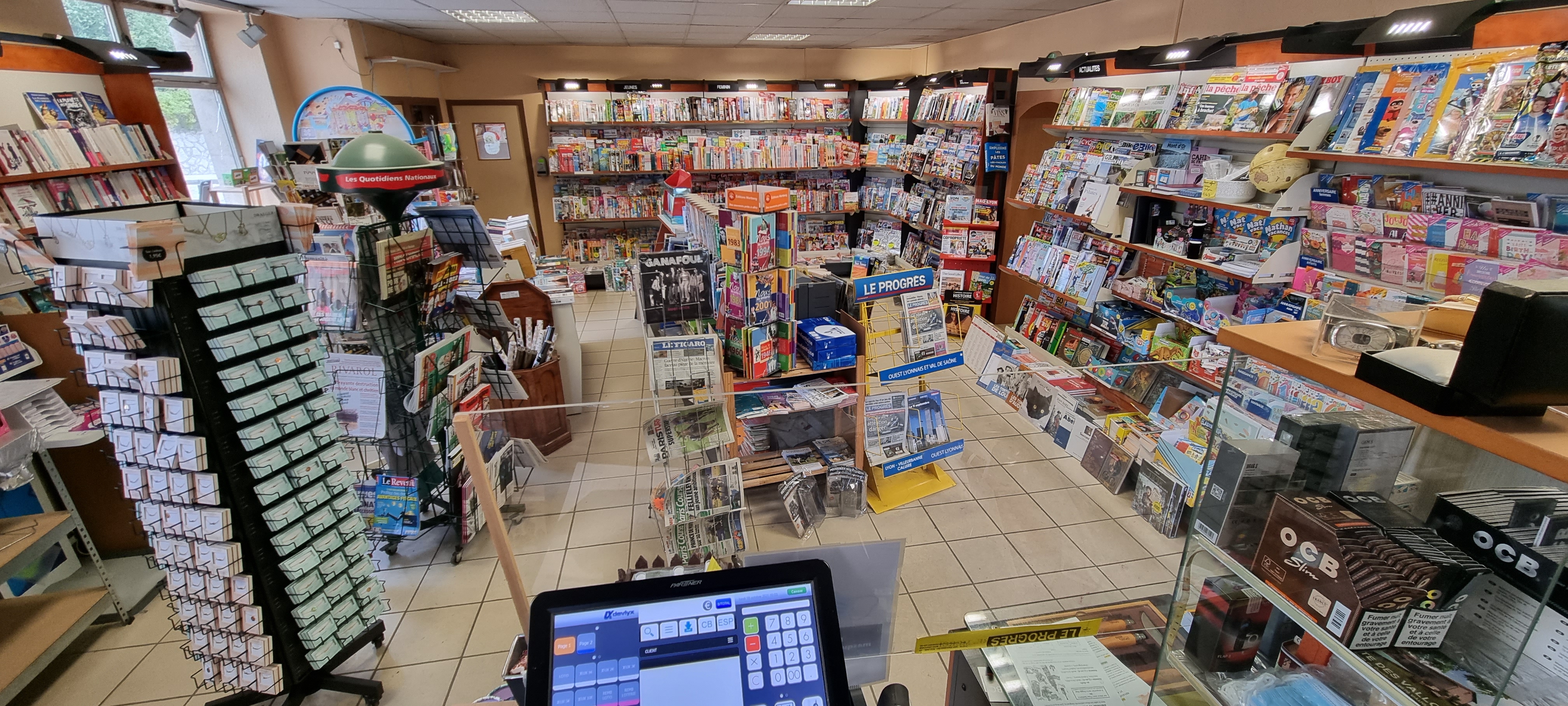 Cause départ à la retraite, vente du droit au bail d’un magasin d’une superficie de 108m2 avec une cave de 20m2, situé dans une jolie commune des côteaux du Lyonnais où il fait bon vivre. 
Le magasin au rez-de-chaussée d’un immeuble de caractère se trouve en plein centre du village à côté de la mairie et jouxte : 1 parking de 10 places en zone bleue et le terminal des bus TCL qui lui possède 18 places.
Clientèle familiale, citadine et rurale. 
Munie de toutes les infrastructures sportives (piscine, stade de foot, tennis, etc...) Éducative (2 écoles primaire : publique et privée, 1 collège privé, médiathèque) Artistique (salle de spectacle, théâtre, cinéma). Maison médicale, dentiste, pharmacie. Vétérinaire et tous les commerces essentiels : boulangerie, boucherie, café-restaurant, banques, coiffeur, esthéticienne, 2 marchés par semaine.
Le village est entouré de forêts, les sentiers de randonnée sont accessibles depuis le centre bourg.