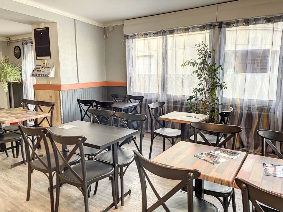 MURS ET FOND DE COMMERCE  LA ROCHE SUR YON (85)
Opportunité Exceptionnelle : Murs Commerciaux et appartement – 11% de rentabilité
Bar, PMU, FDJ et Snacking  – opportunité à saisir au cœur du village, cet établissement profite d’un emplacement stratégique, idéal pour attirer la clientèle locale et les visiteurs. Note avis google 4,7/5 148 avis
Les grandes fenêtres baignent l’intérieur de lumière naturelle, offrant une atmosphère lumineuse et agréable tout au long de la journée.



Ce bien représente une excellente opportunité pour un entrepreneur souhaitant développer son activité dans un lieu dynamique et accueillant.
Ne manquez pas l’occasion de faire de ce commerce votre propre succès à La Ferrière.

*Bar et Snack en Activité + Grand Appartement T2*

Description : 
– Fonds de commerce  et murs : Bar, jeux et snack en activité, idéalement situé
Commerce :
– salle avec bar de 80 m2
– espace jeux de fléchettes et toilettes de 8 m2
– arrière cuisine, cuisine et cellier 16 m2

Appartement T2 à l’étage :
– Grande pièce à vivre de 35 m² avec cuisine ouverte
– 1 chambre spacieuse avec dressing
– Salle de bain et toilettes indépendantes
– Terrasse extérieure en rez-de-chaussée

*Investissement Unique*

Ne manquez pas cette opportunité d’acquérir des murs commerciaux avec un potentiel de revenus locatifs.

Peut être vendu séparément.

Contactez moi pour plus d’informations et pour organiser une visite !