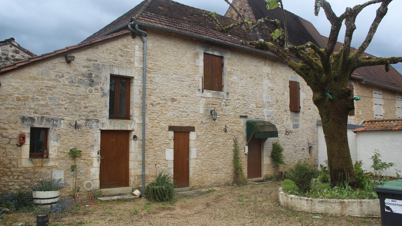 La commune de MAYAC (330 habitants) recherche un exploitant pour son bar-restaurant, situé dans le centre du village, aux portes du Périgord vert dont la situation géographique offre un bel environnement touristique avec la proximité de la vallée de l’Auvézère et du Pays d’Ans.

Ce commerce présente un outil de travail fonctionnel dans un bâtiment en pierres apparentes bien entretenu et offrant un cadre chaleureux.

Capacité : petite salle de restaurant de 30 couverts + Grande salle de 70 couverts + salle de bar : 6 places et une grande terrasse ombragée sur l’arrière + petite terrasse devant le commerce. Le gros équipement de cuisine et mobilier appartiennent à la commune. Licence IV mise à disposition.

Cuisine souhaitée : traditionnelle pour une clientèle de locaux, ouvriers et touristique.

Faible investissement de démarrage concernant le petit matériel de cuisine.

Loyer pour le fonds de commerce 379.32€ HT et le logement de 220 € HT mensuel. Deux mois de cautions demandées.

Le logement à l’étage comprend : cuisine, salle à manger, sanitaires et trois chambres.

Idéal pour un couple – Solide expérience en cuisine demandée.