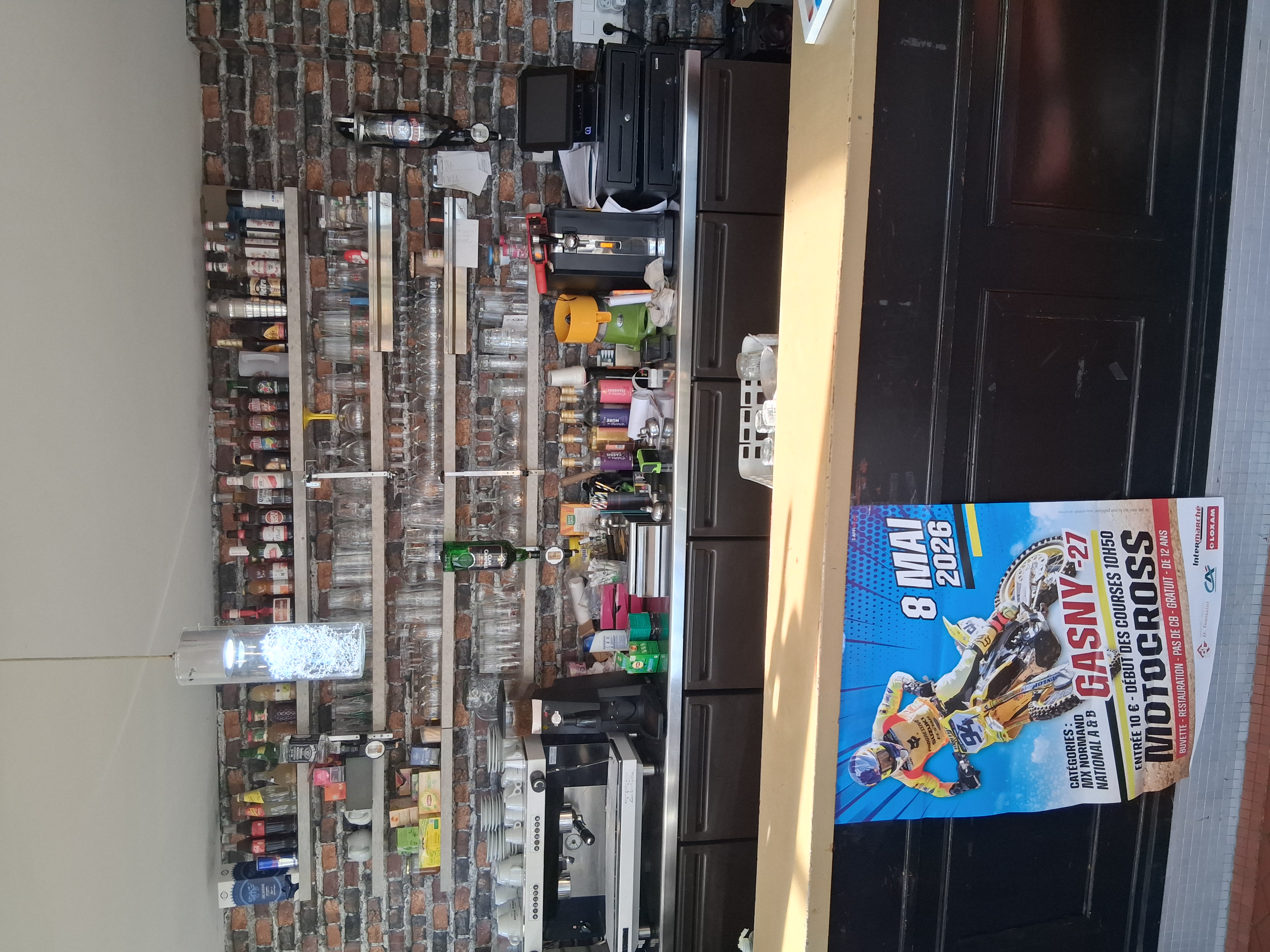 A vendre restaurant traditionnel pizzeria avec terrasse en face une église passage très fréquenté potentiel énorme salle de restaurant 70 place assises terrasse 30 place