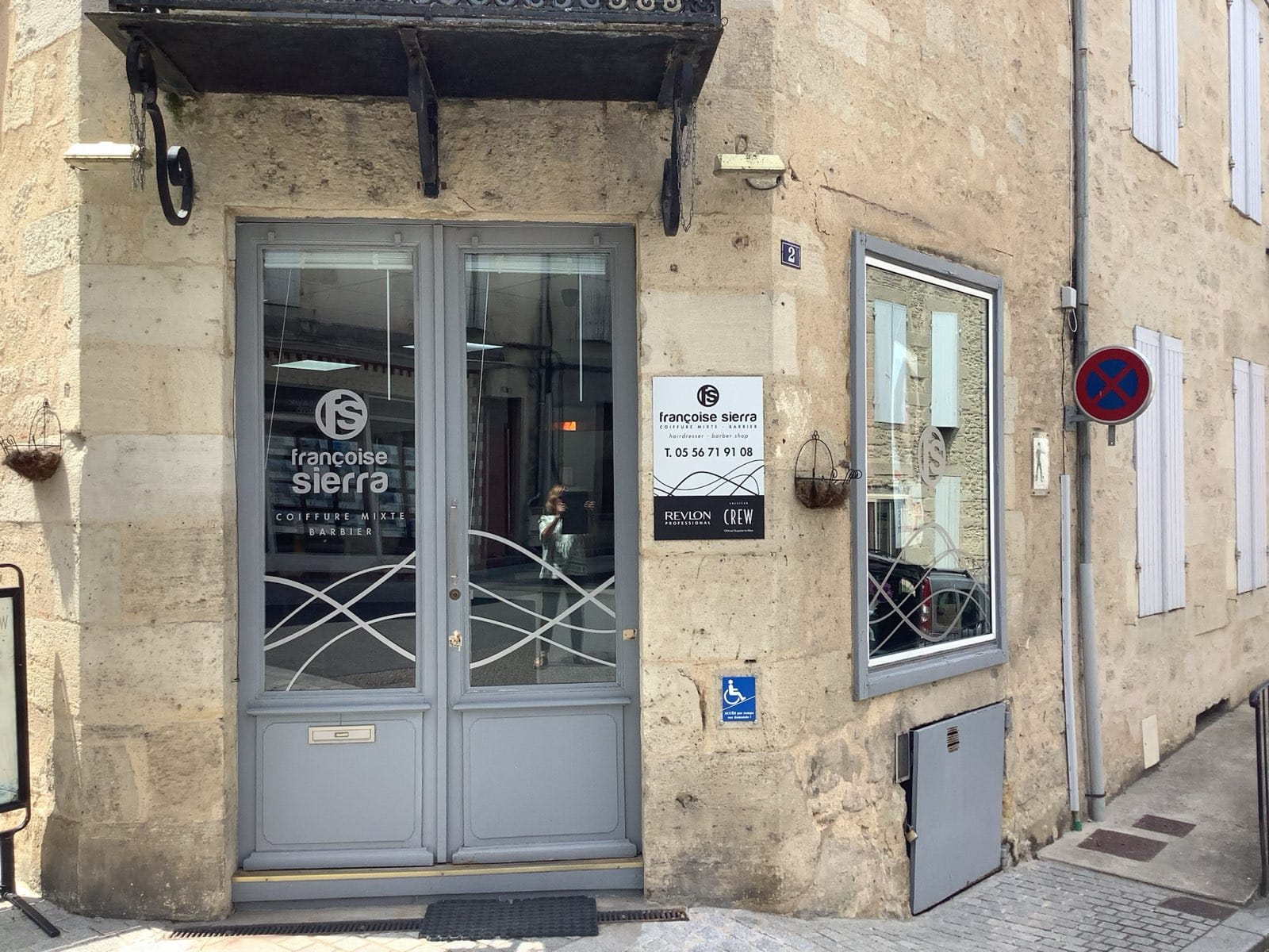 A vendre fond de commerce salon de coiffure cosy au cœur de la bastide de Monségur  (33580) pour cause de retraite. 
Agréable salon de 35m2 avec deux bacs et 4 places de coiffage.  
Climatisation neuve, aucun travaux à prévoir. 
Petit loyer.