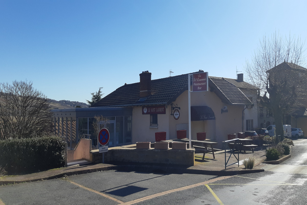 Le programme "1000 cafés" recherche un gérant pour le café-restaurant-multiservices du joli village de Saint Laurent d'Oingt (850 habitants) dans le coeur du Beaujolais "pays des pierres dorées". La commune est à quelques kilomètres du village classé d'Oingt, générant un important flux touristique en saison. Le village de Saint Laurent dénombre plusieurs associations dynamiques, ainsi qu'un cabinet médical voisin du local du café où exerce un médecin généraliste. Des travaux sont actuellement menés par la mairie pour raffraichir l'intérieur du local.
Rémunération sur une base de 1700 euros brut mensuel, logement mis à disposition. Accompagnement, formation et suivi par l'association 1000 cafés : https://www.1000cafes.org/ Objectif d'ouverture Mai 2022. Expérience en restauration requise. Contact : CV et texte de présentation par mail à alphonse.coste@1000cafes.org