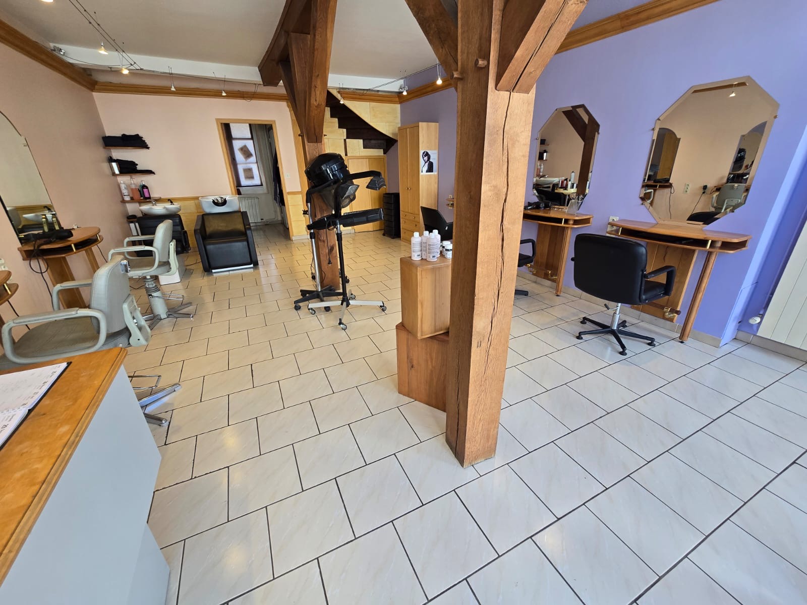 🌿 Changez de vie aux Riceys, au cœur de la Champagne !

Et si votre prochain projet commençait dans l'un des plus beaux villages viticoles de l'Aube ?

Au cœur des Riceys, célèbre pour ses vignobles, son patrimoine et sa douceur de vivre, découvrez un bien rare offrant la possibilité de vivre et travailler au même endroit.

Cette propriété d'environ 205 m² comprend :
    une agréable partie habitation, idéale pour une famille ;
    un vaste local commercial avec vitrine sur rue, facilement transformable selon votre projet (commerce, atelier, cabinet, profession libérale, galerie, bureaux, etc.) 
Actuellement unique salon de coiffure de la commune avec  potentiel de développement
    plusieurs chambres et de beaux volumes
Cette maison s'adresse à ceux qui rêvent de donner un nouveau sens à leur vie :
    reprendre une activité indépendante,
    télétravailler dans un cadre paisible,
    créer un commerce de proximité,
    développer un projet touristique ou artisanal,
    ou tout simplement profiter de la qualité de vie exceptionnelle des Riceys.
Pourquoi Les Riceys ?
✔ Village vivant toute l'année
✔ Commerces, écoles et services de proximité
✔ Capitale du Rosé des Riceys, au cœur du vignoble champenois
✔ Un environnement naturel remarquable entre vignes, forêts et patrimoine historique
✔ À seulement quelques kilomètres de Bar-sur-Seine et à moins d'une heure de Troyes.

Cette propriété offre un véritable potentiel pour celles et ceux qui souhaitent concilier qualité de vie et projet professionnel.