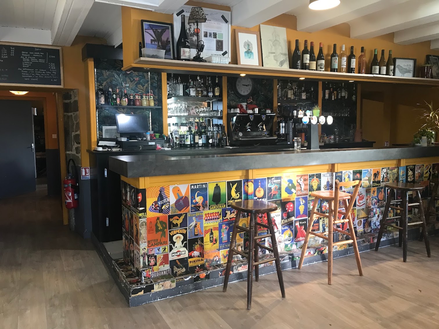 Bar – Restaurant clé en main + Logement | Matériel 2022 | 

Superbe Bar – Restaurant en centre-bourg (Centre Bretagne), idéal pour une installation immédiate dans d’excellentes conditions !

✨ Matériel récent (2022) – cuisine équipée, extraction, mobilier complet.

✨ Affaire clé en main, avec licence 4

✨ Ouverte seulement 4 soirs/semaine : énorme potentiel de développement (midi, soirées, week-ends, événementiel…).

✨ Clientèle fidèle et bonne visibilité locale.

✨ Loyer attractif : 850 €/mois pour le commerce.



Et surtout :

🏠 Logement juste au-dessus du commerce, disponible pour seulement 450 €/mois → idéal pour limiter les charges, vivre sur place et simplifier l’exploitation. 4 chambres 2 sdb

🏢 Possibilité d’acheter les murs : excellente opportunité pour sécuriser votre investissement et maîtriser vos charges à long terme.

Affaire parfaite pour un couple, une première installation ou un pro motivé cherchant un commerce à fort potentiel avec une vraie qualité de vie.

Prix du fonds : 65 000 € 

Visite conseillée : vous pouvez vous installer et travailler immédiatement.