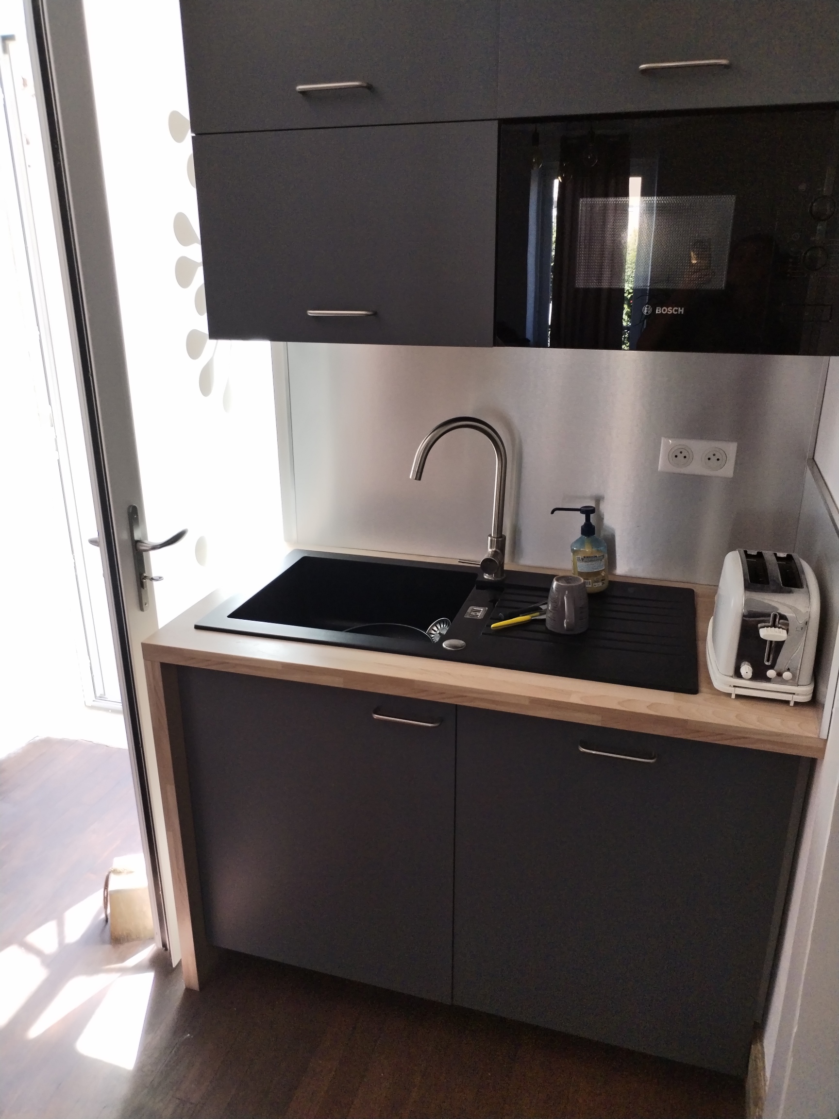 2 appartements indépendants+local commercial , centre bourg 2 vitrines pour le magasin face à la mairie , trés bien exposé , actuellement un magasin de fleurs , bilan positif , toitures refaite , éléctricité , isolation refaites . prêt a louer ou a exploiter potentiel locatif 1350 euros . 1 appartement de 74m2 , magasin de 60 m2 et une petite maison indépendante rénovée de 60 m2